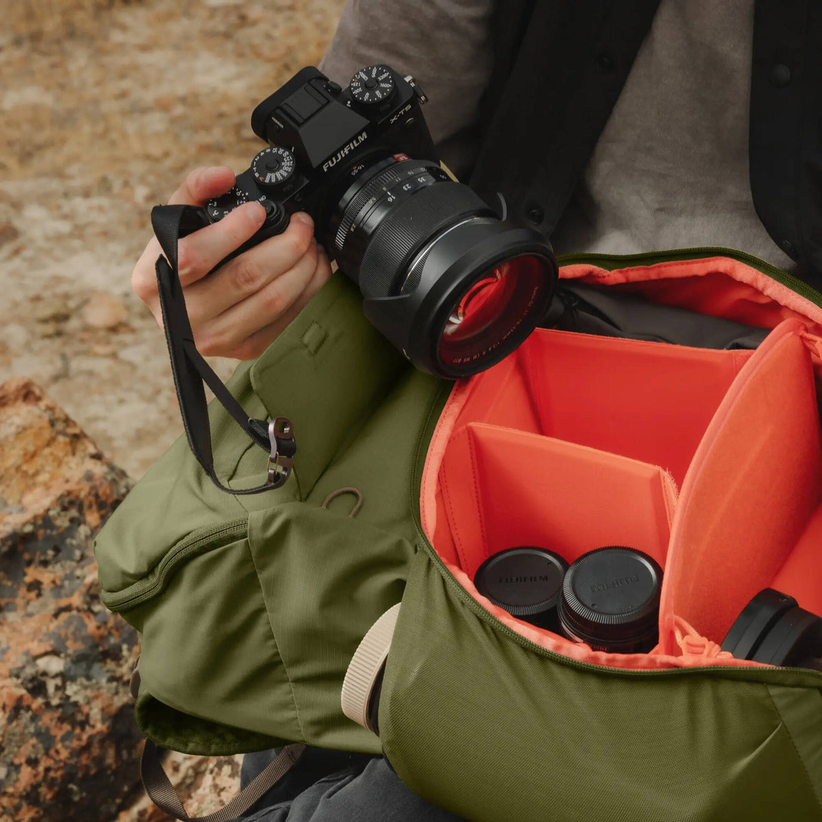 Mochila Moment Sequence (Verde Moss, 23L) - en uso