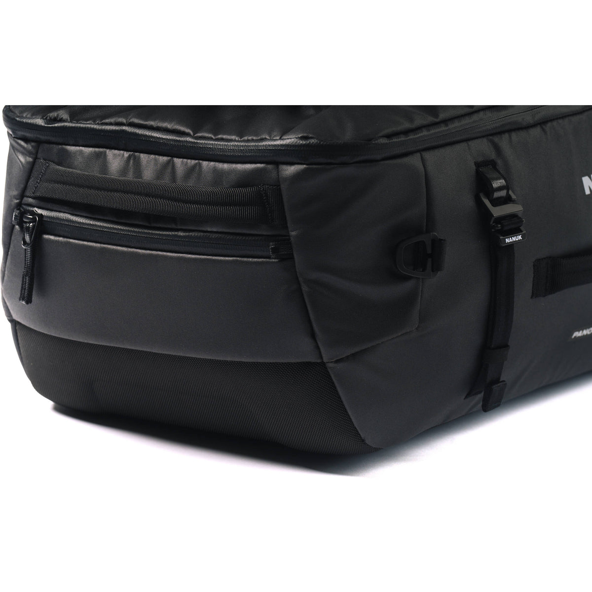 Mochila Nanuk N-PVD Duffel (Negro, 40L) - en uso