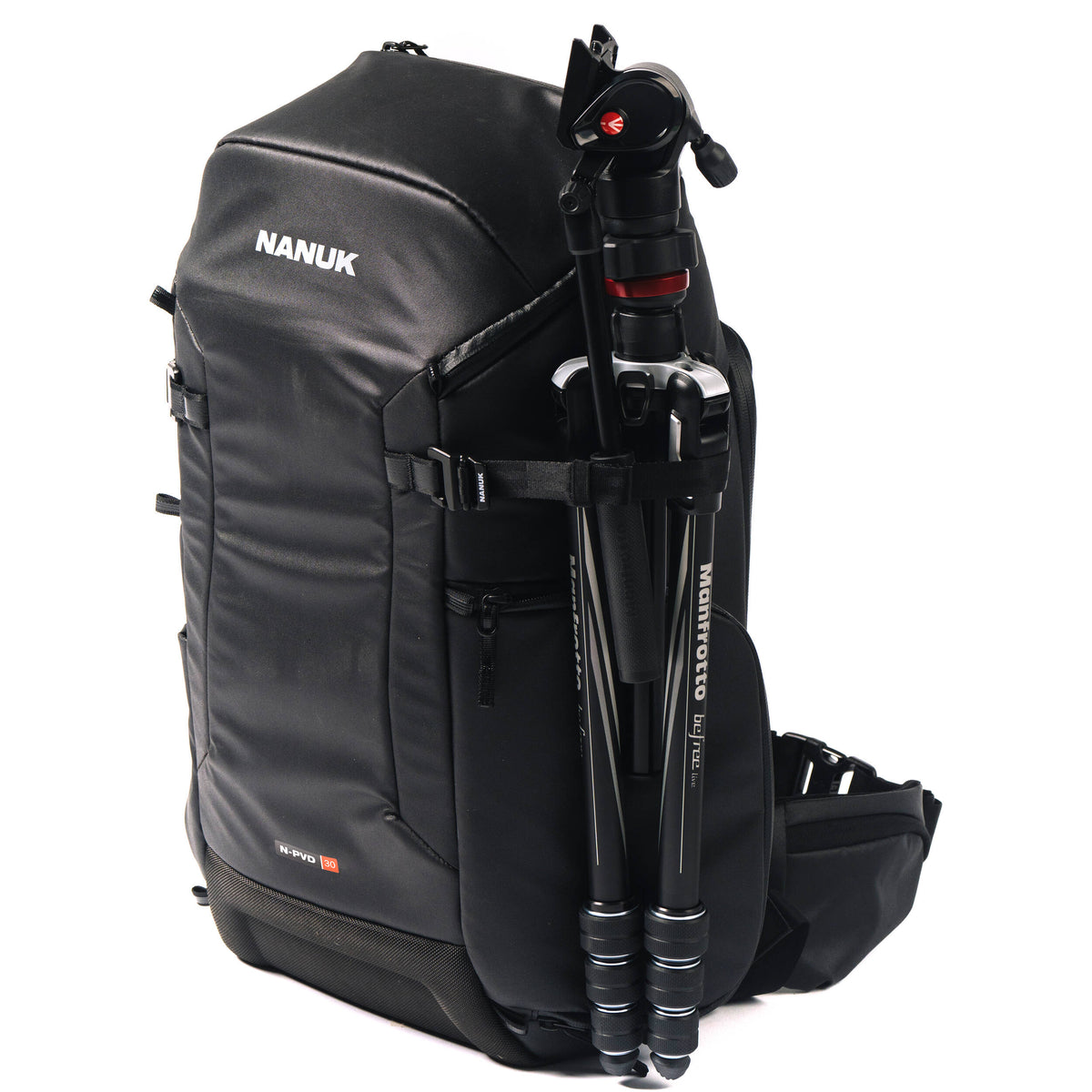 Mochila Nanuk N-PVD para Photo, Video, Drone, y Laptop (Negro, 30L) - en uso
