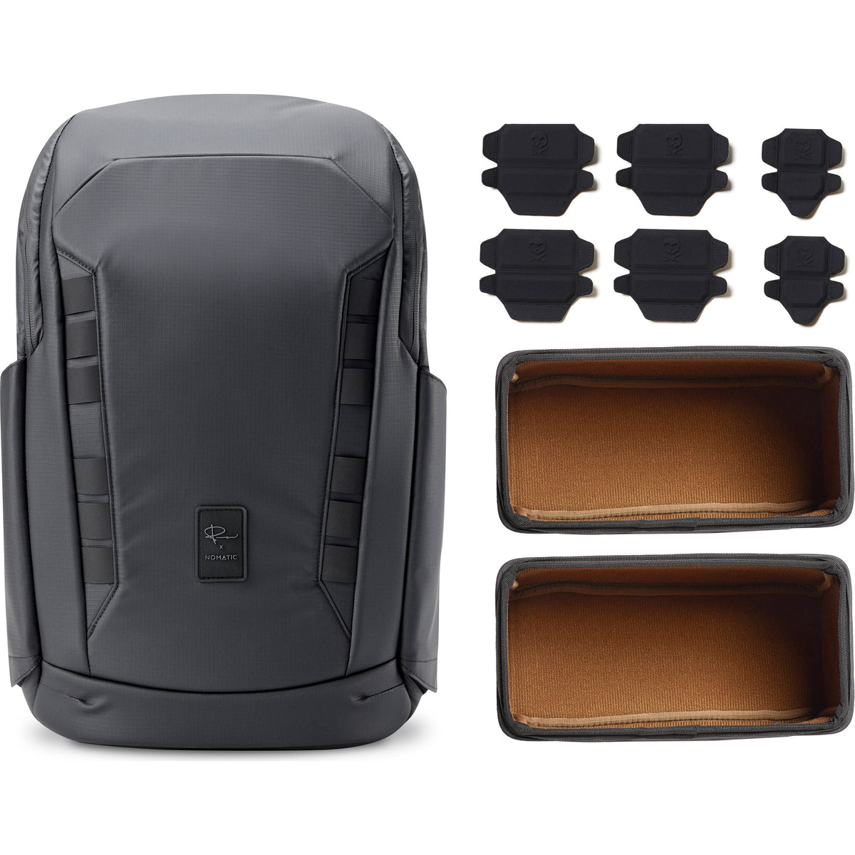Mochila Nomatic McKinnon con 2 Chico Cubes (25L) - en uso