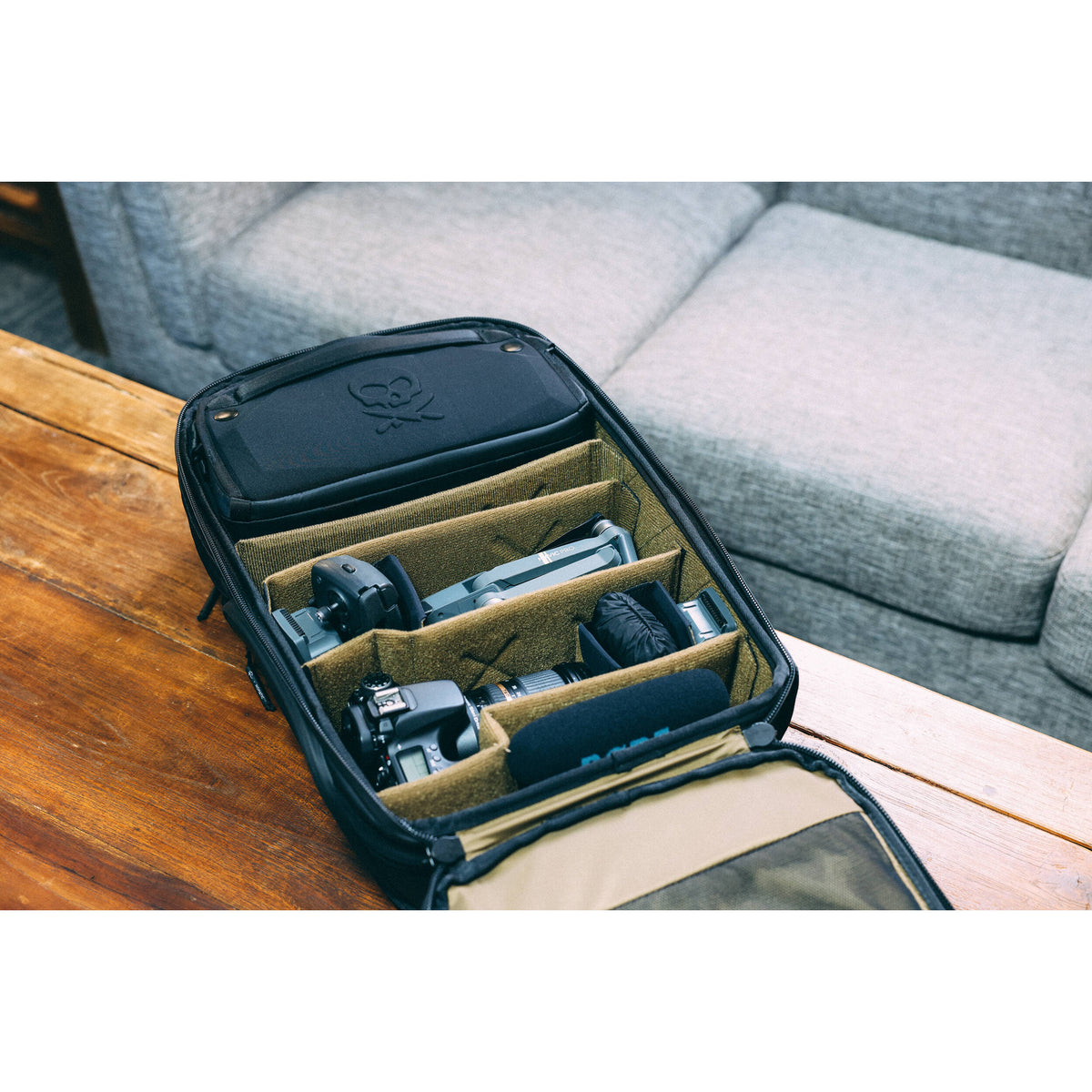 Mochila Nomatic Peter McKinnon Bundle One (Negro, 25L) - en uso