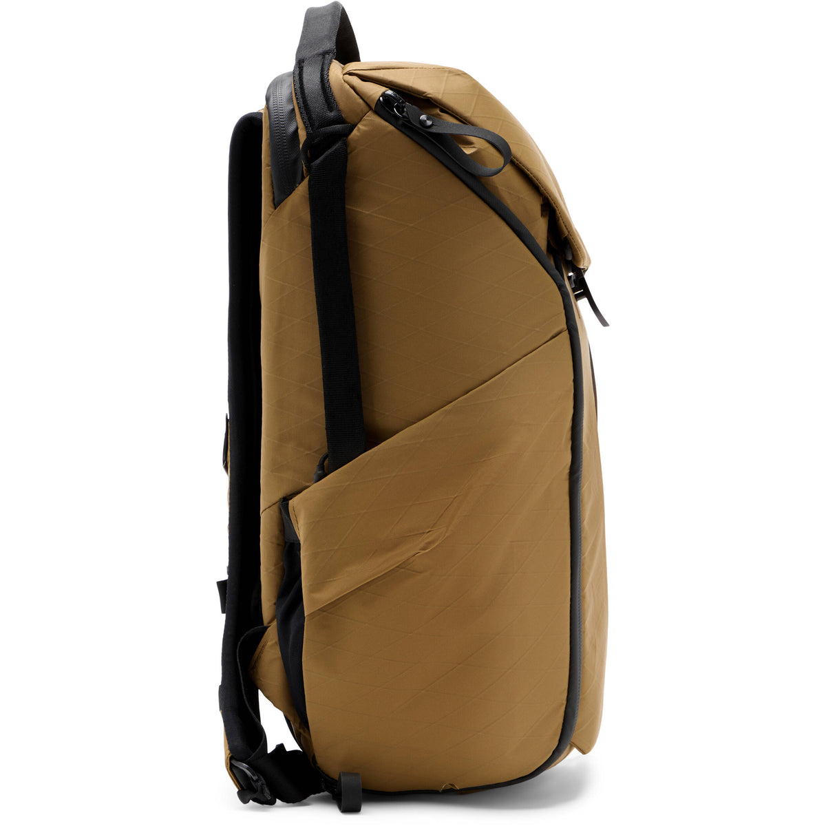 Mochila Peak Design Everyday (Coyote, 20L) - puertos y conexiones