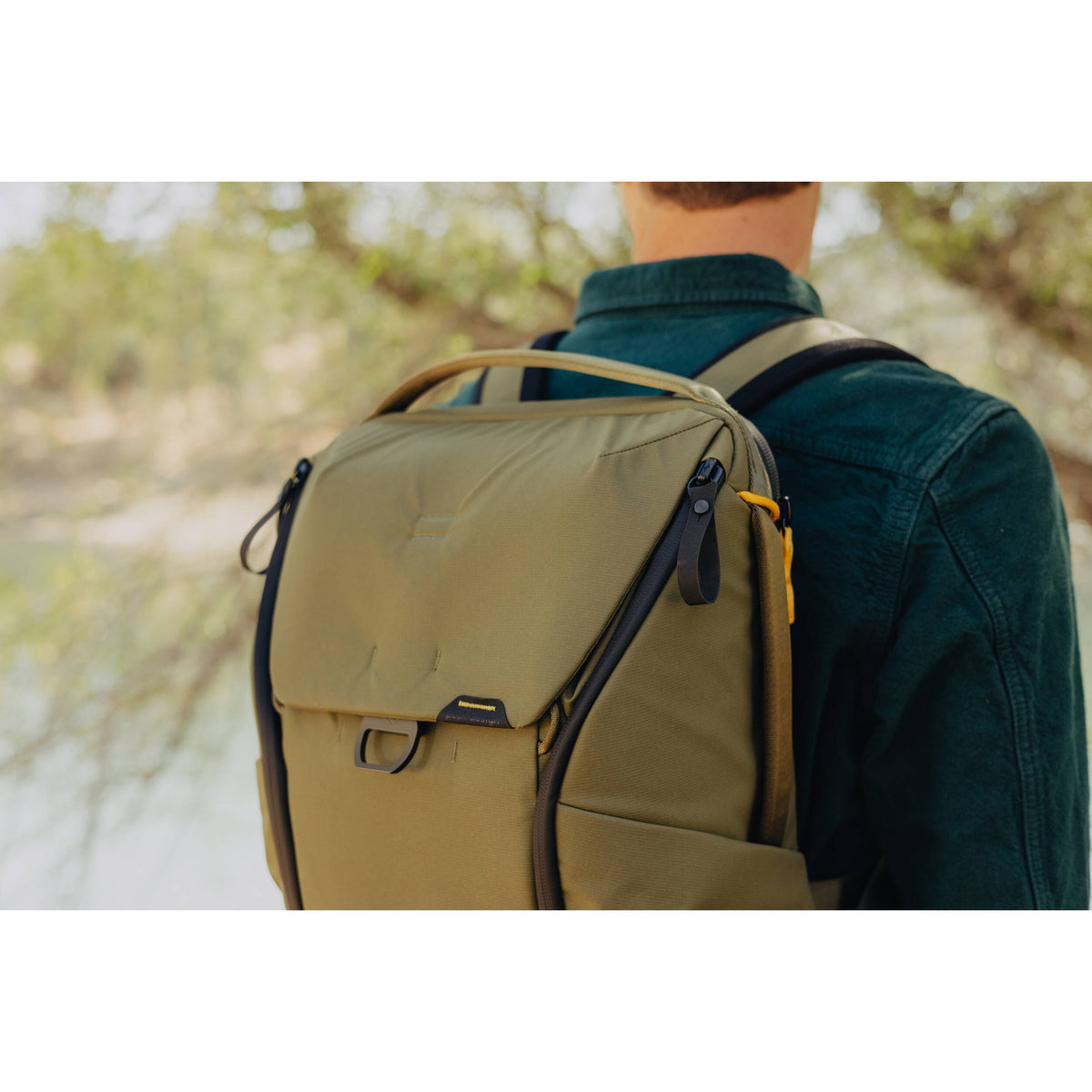Mochila Peak Design Everyday (Kelp, 20L) - en uso