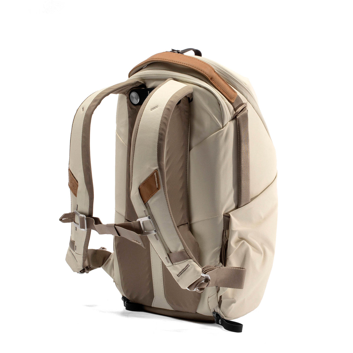 Mochila Peak Design Everyday Zip (Bone Beige, 15L) - puertos y conexiones