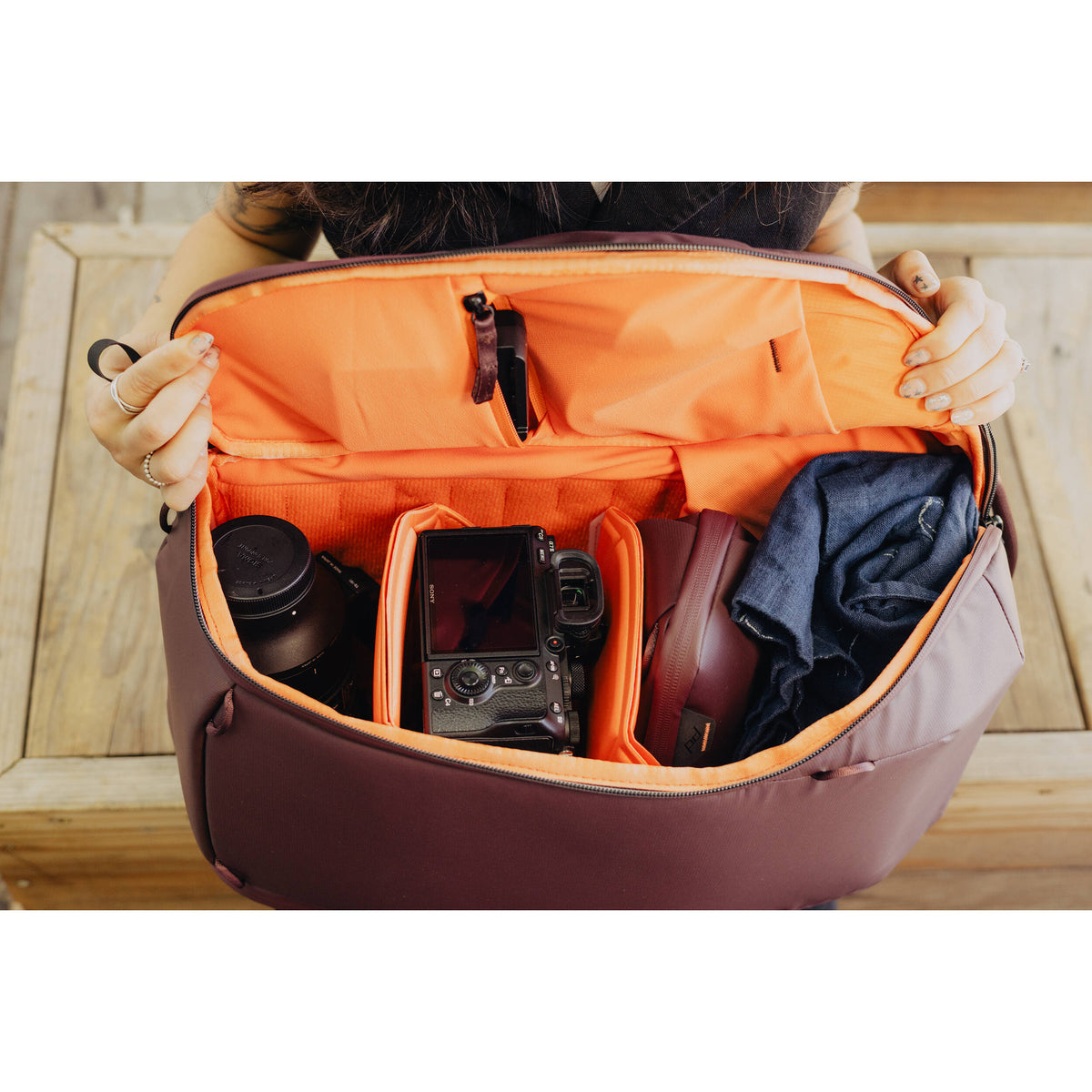 Mochila Peak Design Everyday Zip (Eclipse Purple, 20L) - puertos y conexiones