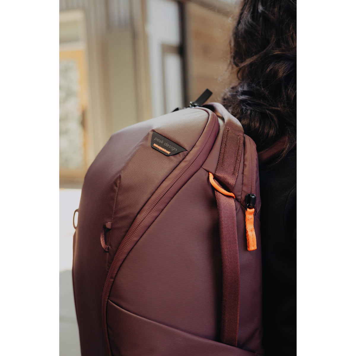 Mochila Peak Design Everyday Zip (Eclipse Purple, 20L) - en uso