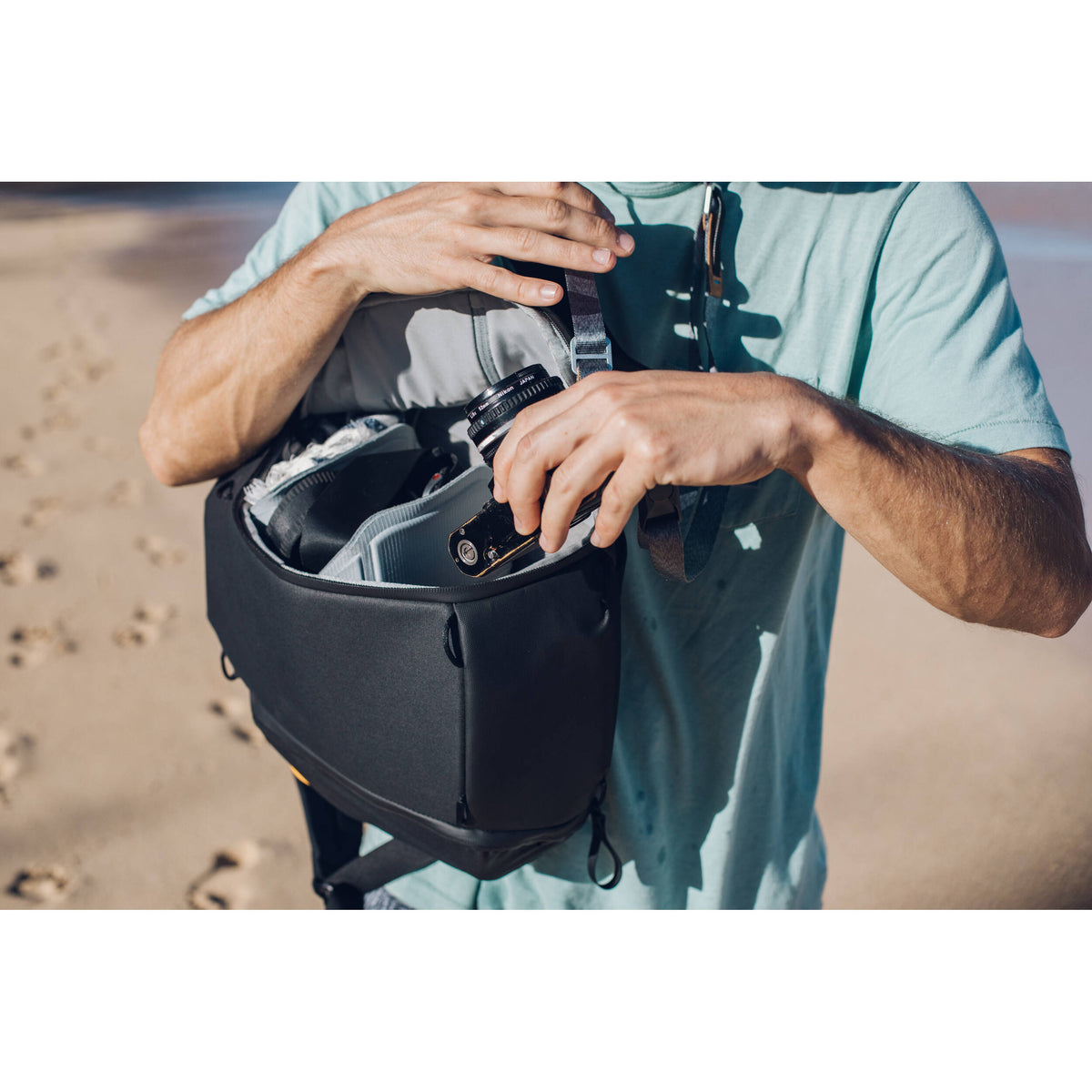 Mochila Peak Design Everyday Zip (Negro, 20L) - en uso