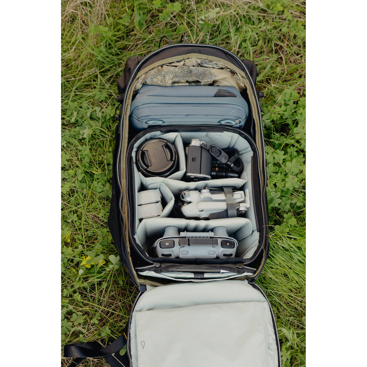 Mochila Peak Design Outdoor (Kelp, 18L) - puertos y conexiones