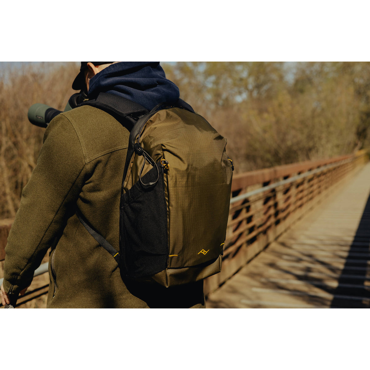 Mochila Peak Design Outdoor (Kelp, 18L) - en uso