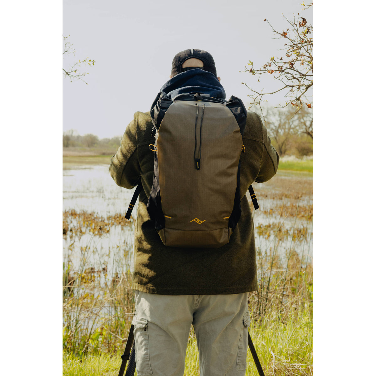 Mochila Peak Design Outdoor (Kelp, 25L) - puertos y conexiones