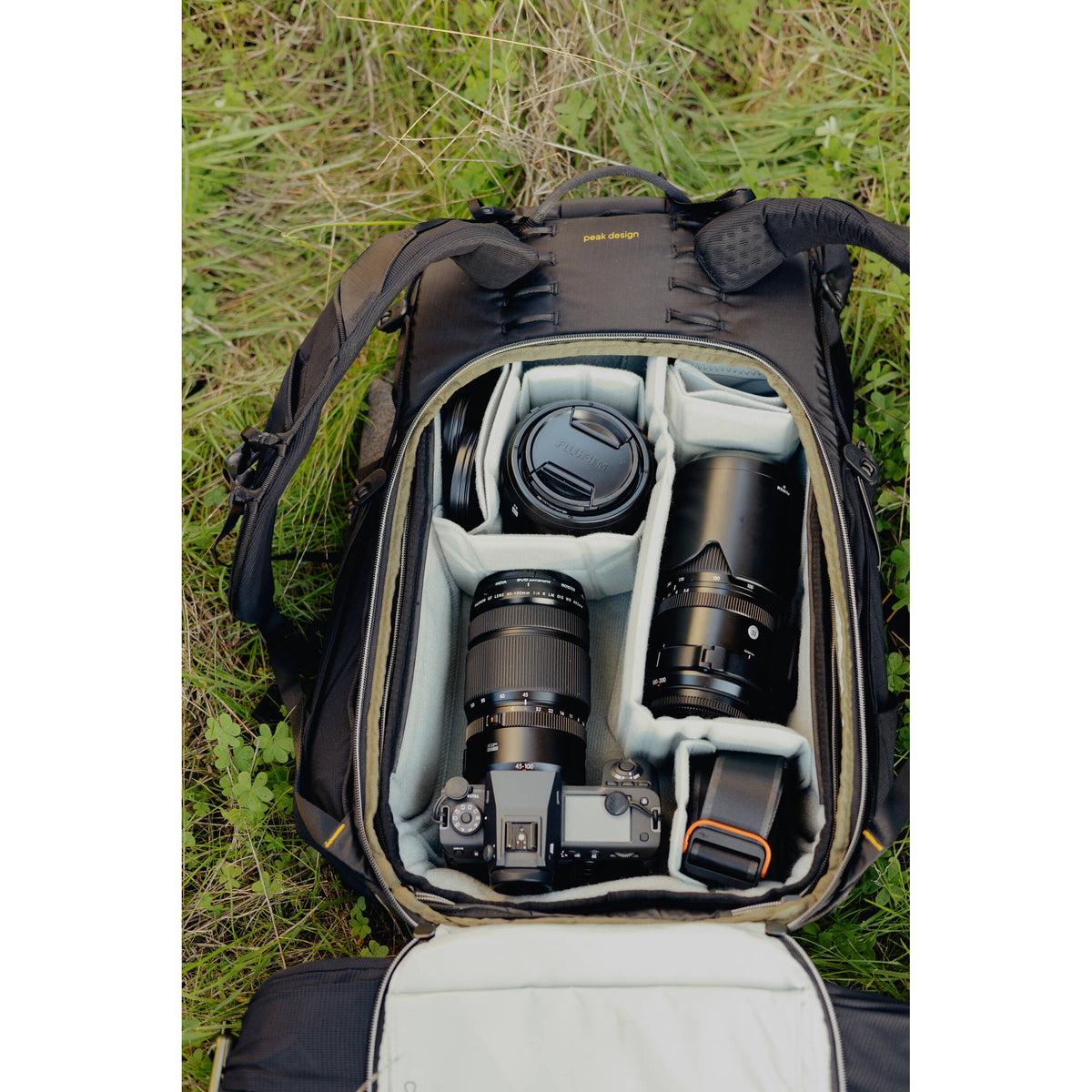 Mochila Peak Design Outdoor (Kelp, 45L) - contenido de la caja