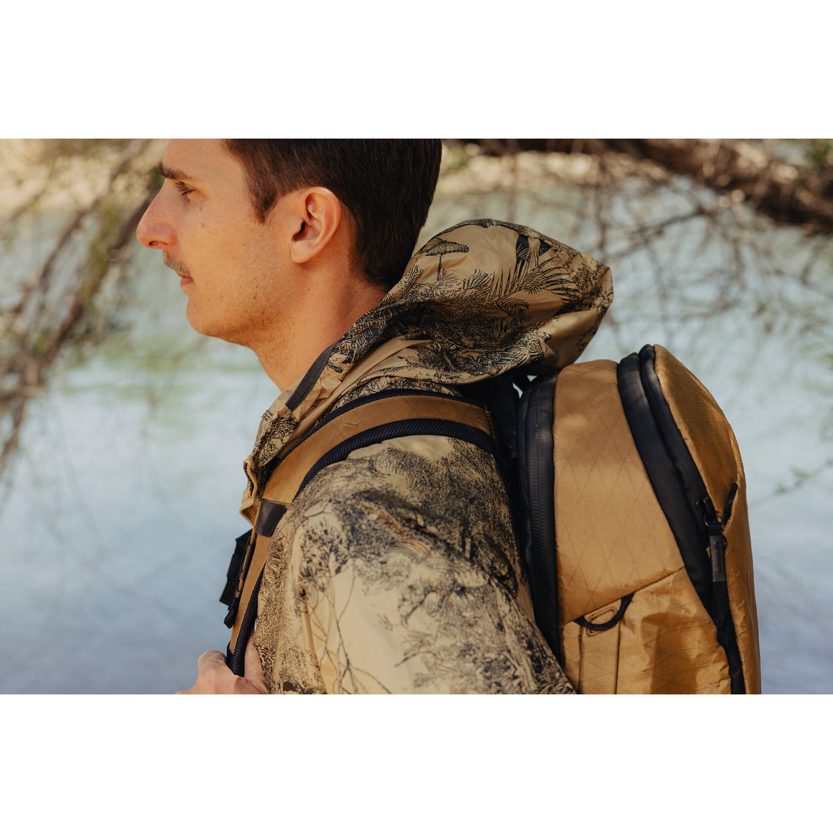 Mochila Peak Design Travel (Coyote, 30L) - en uso