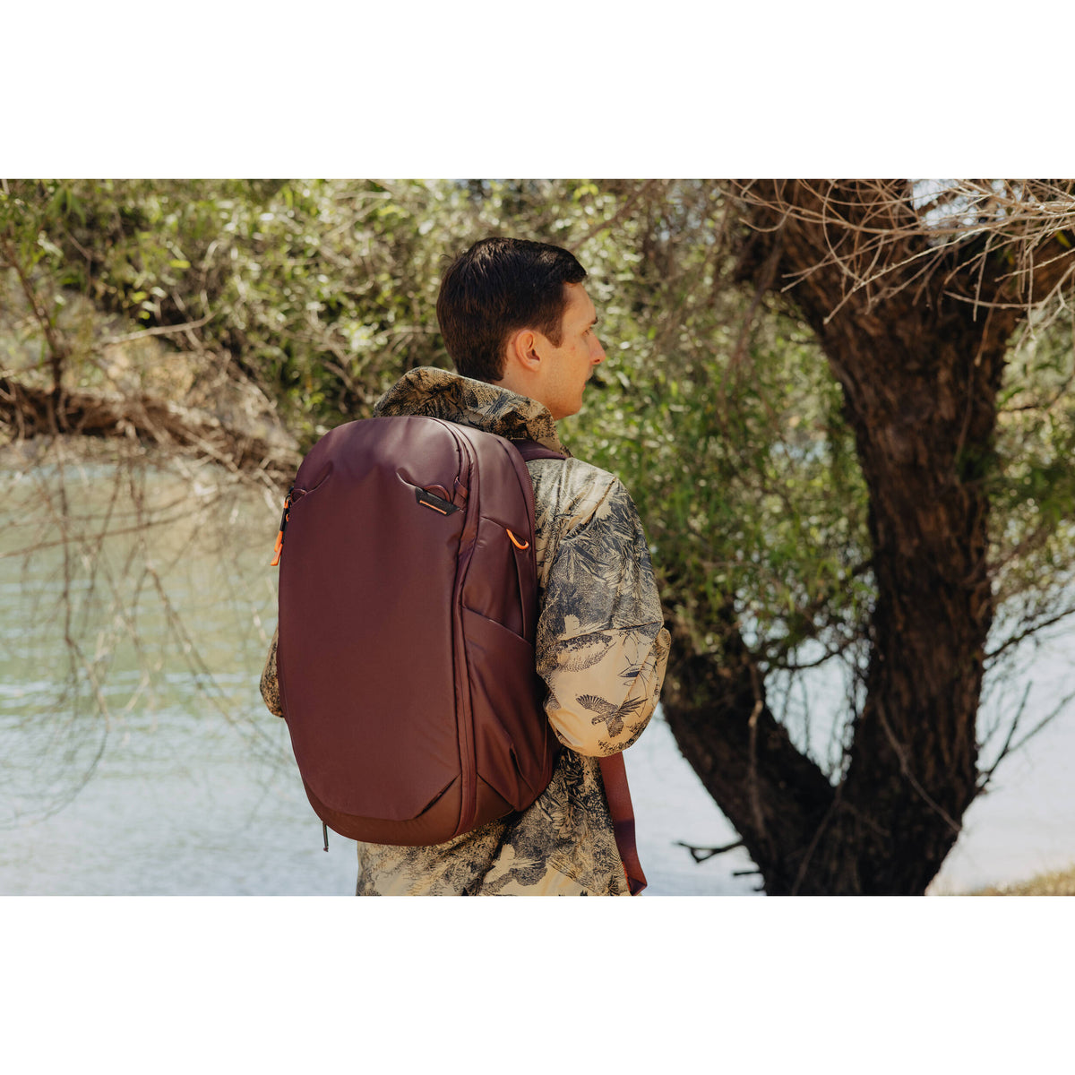 Mochila Peak Design Travel (Eclipse, 30L) - puertos y conexiones