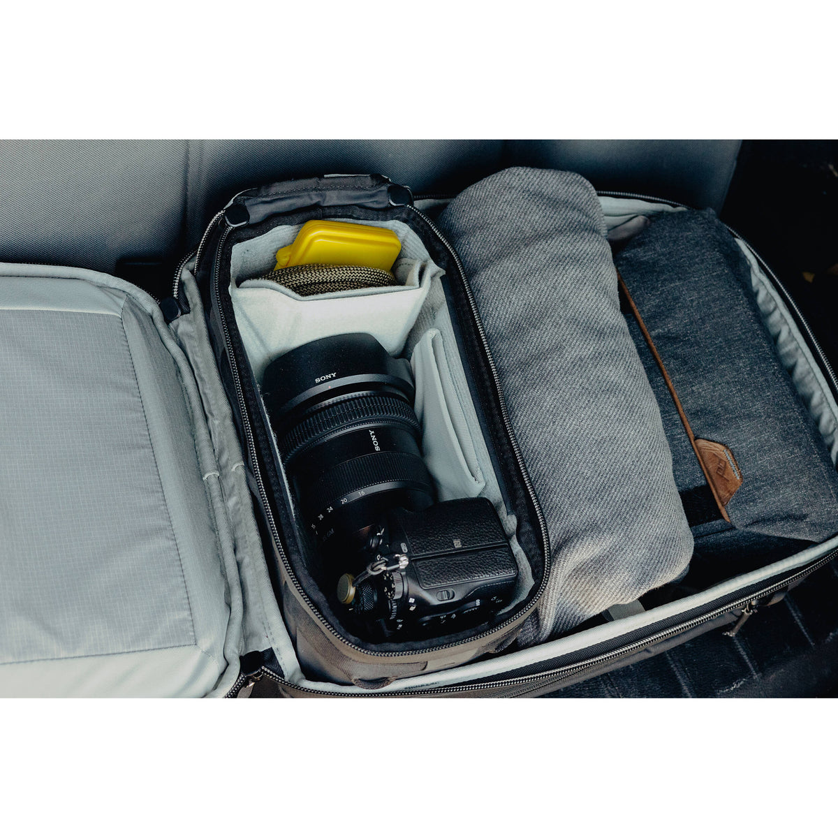 Mochila Peak Design Travel (Negro, 20L) - puertos y conexiones