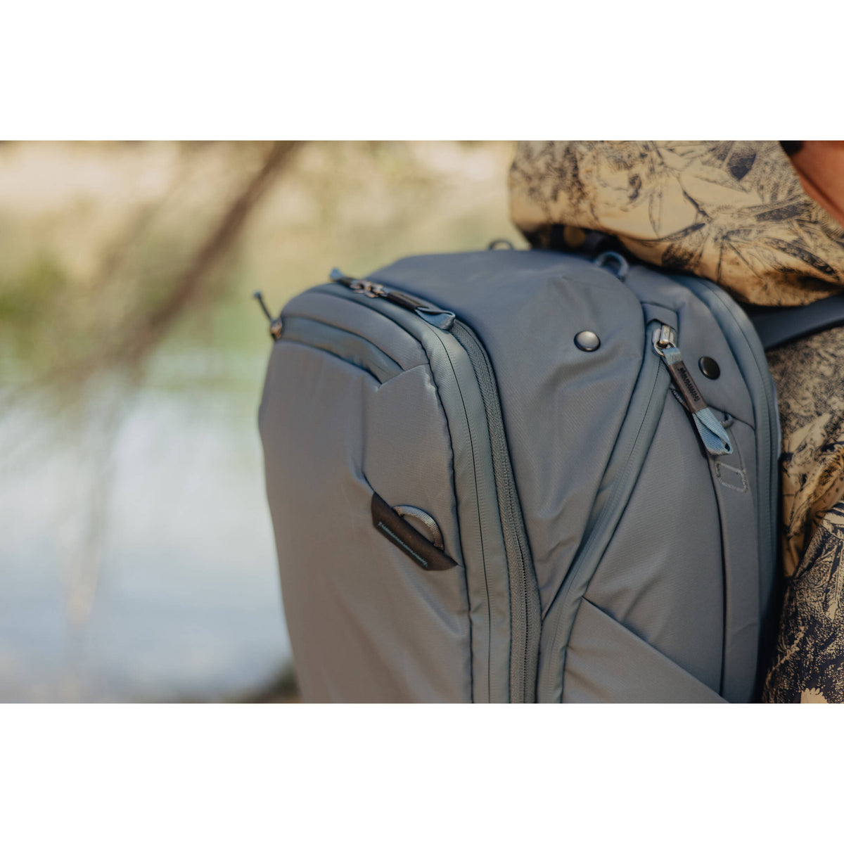 Mochila Peak Design Travel (Ocean, 45L) - en uso