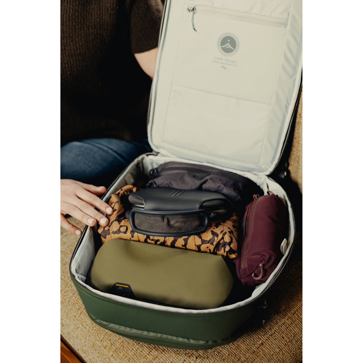 Mochila Peak Design Travel (Sage, 20L) - puertos y conexiones