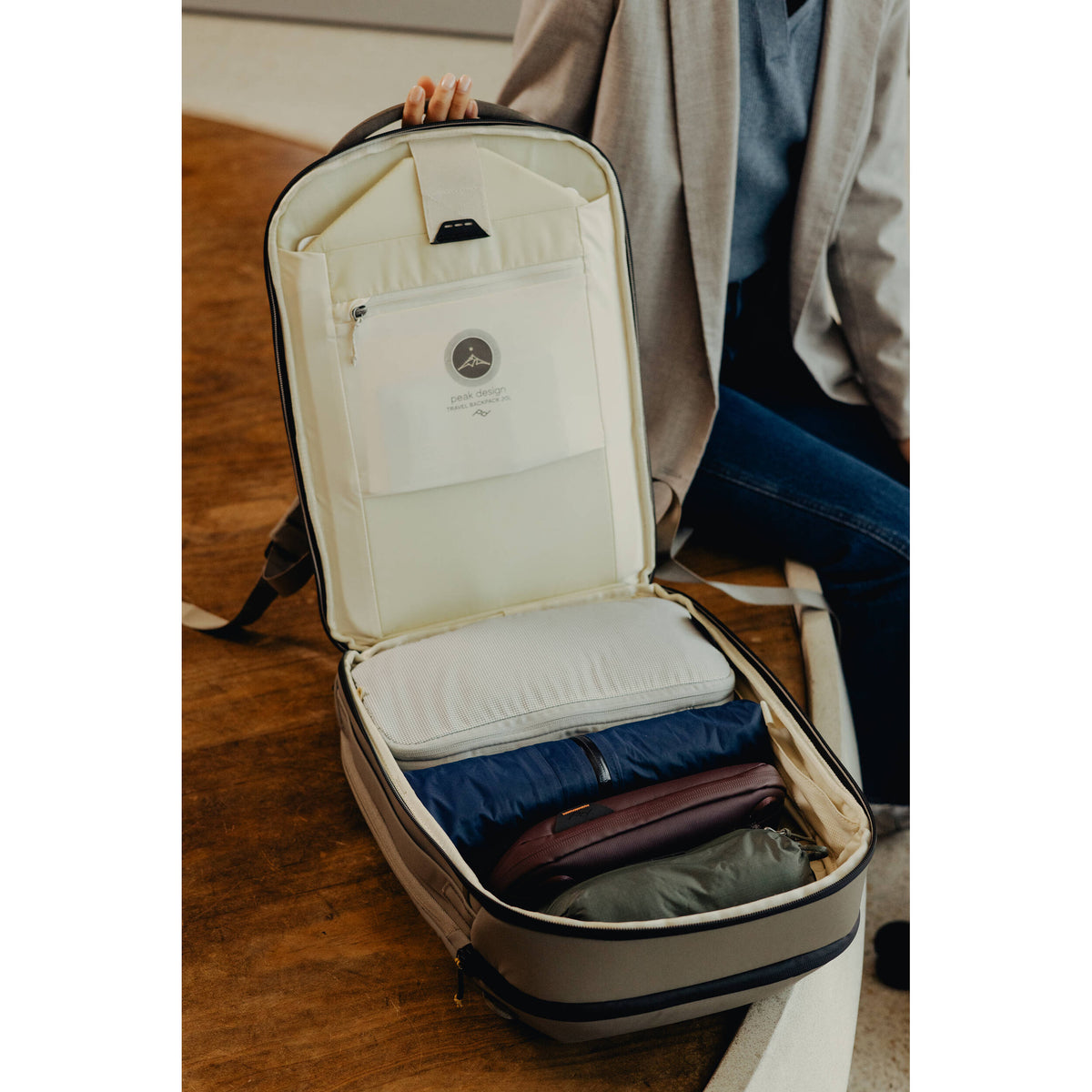 Mochila Peak Design Travel (Stone, 20L) - puertos y conexiones
