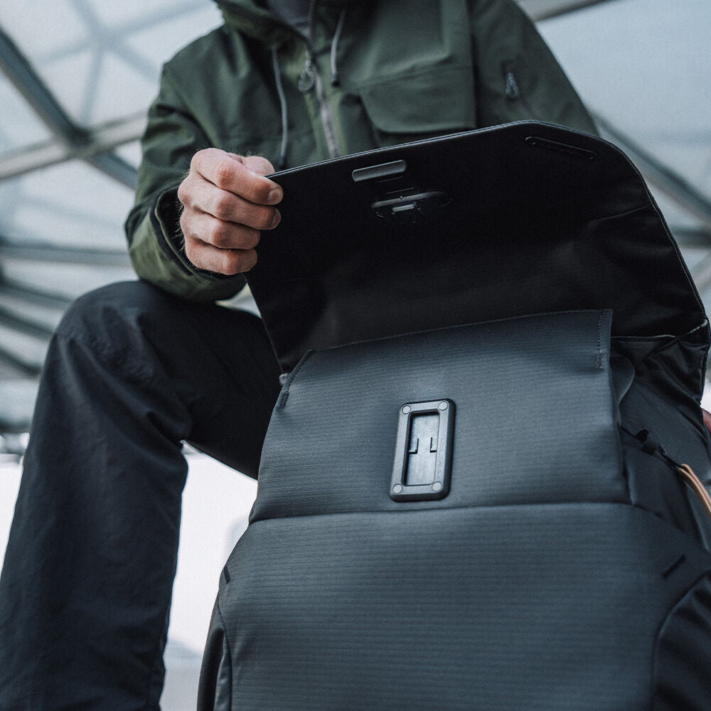Mochila PGYTECH OneGo 2 (Negro, 25L) - en uso