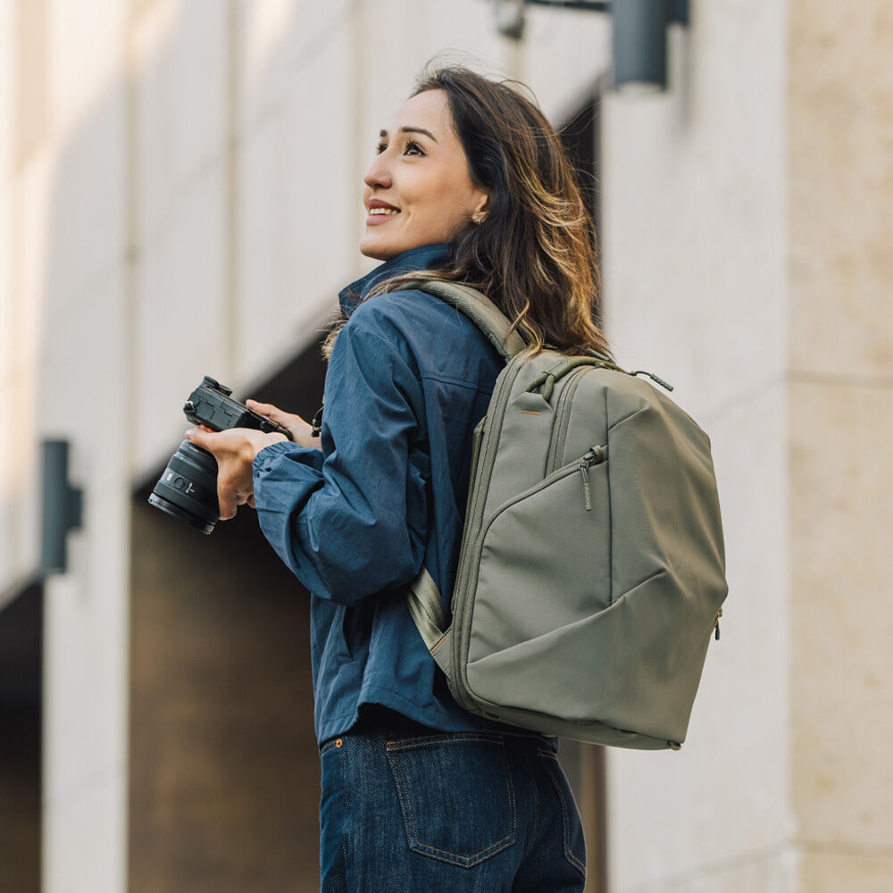Mochila PGYTECH OneGo Lite (Matte Negro, 22L) - en uso