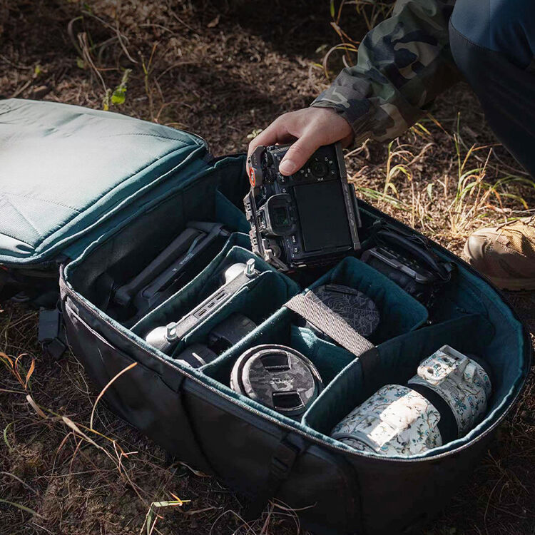 Mochila PGYTECH OneMo 2 (Gris Camo, 25L) - en uso