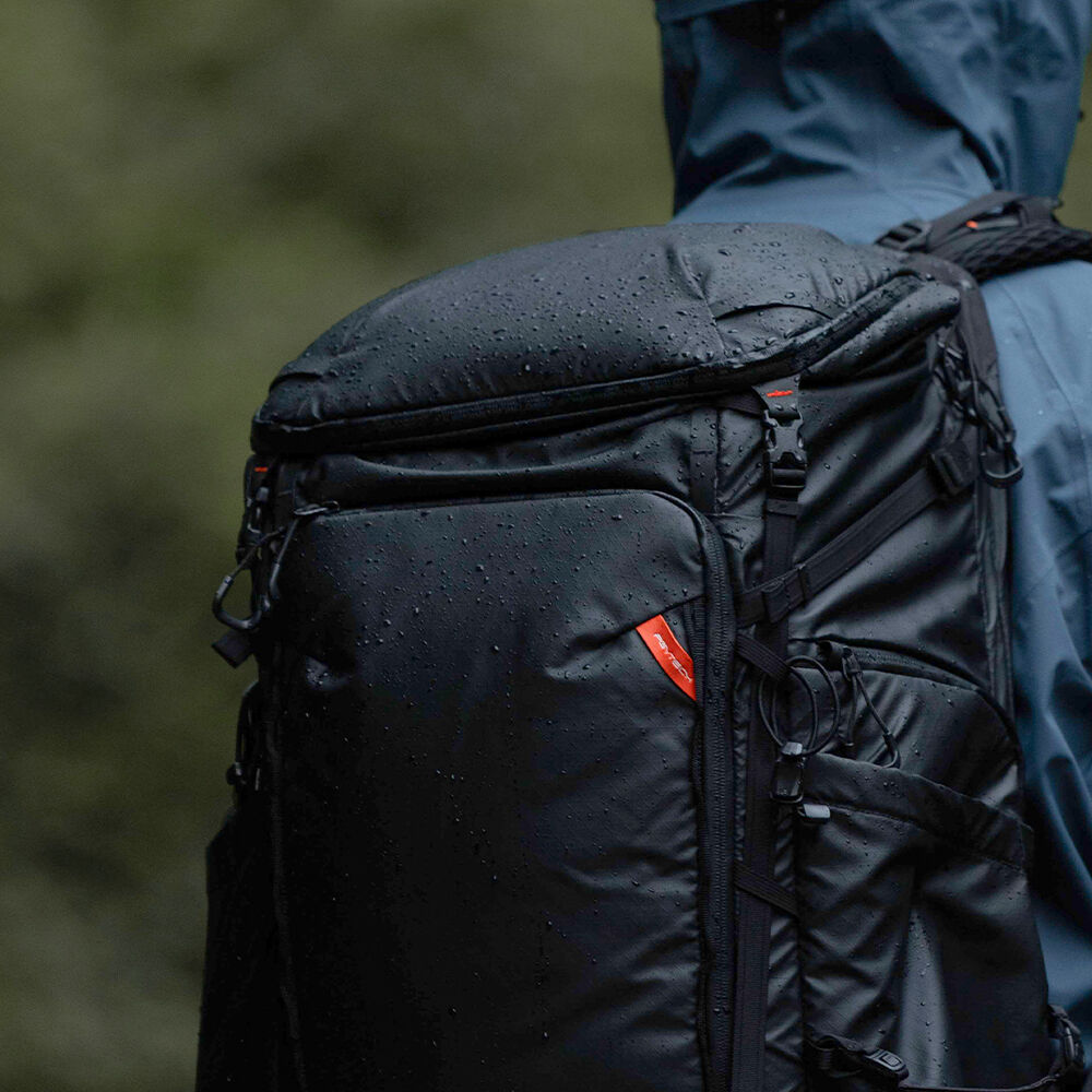 Mochila PGYTECH OnePro Flex con inserto (Space Negro, 40L) (P-CB-391) - en uso