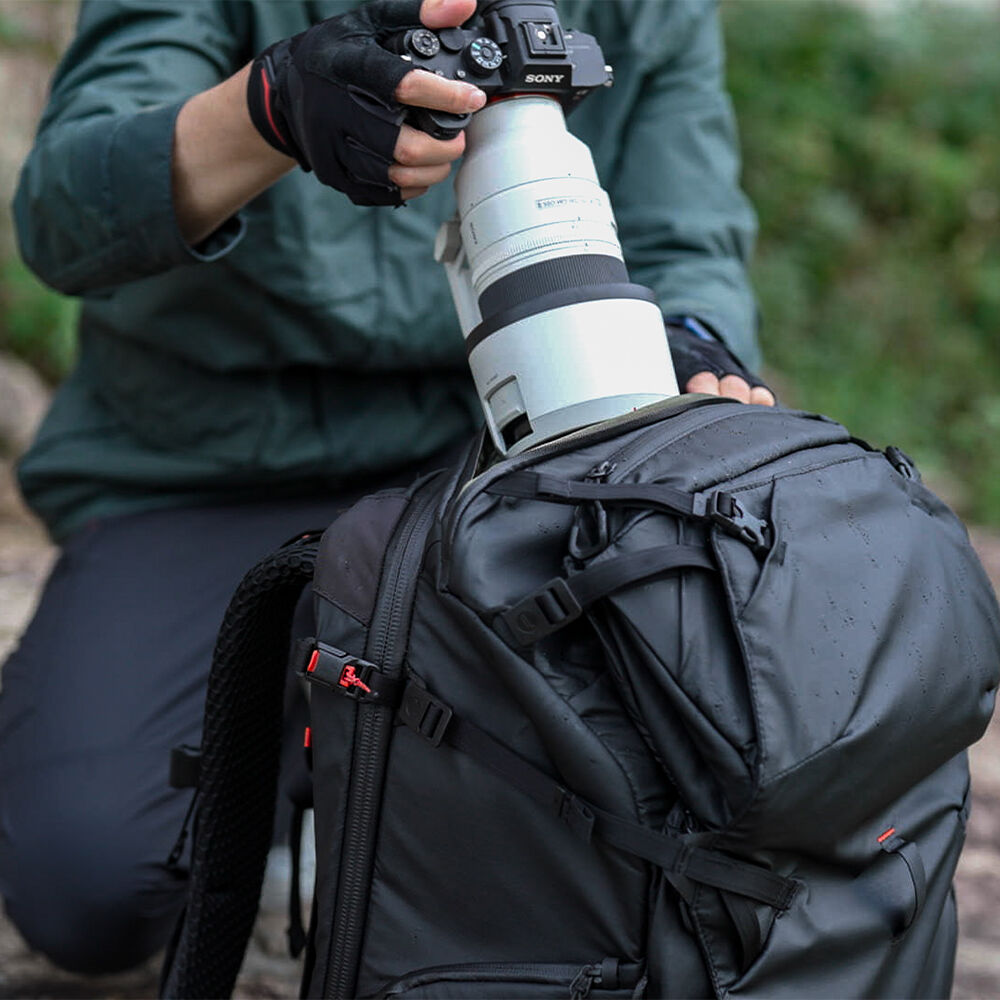 Mochila PGYTECH OnePro Focux (Fern Verde, 35L) - en uso
