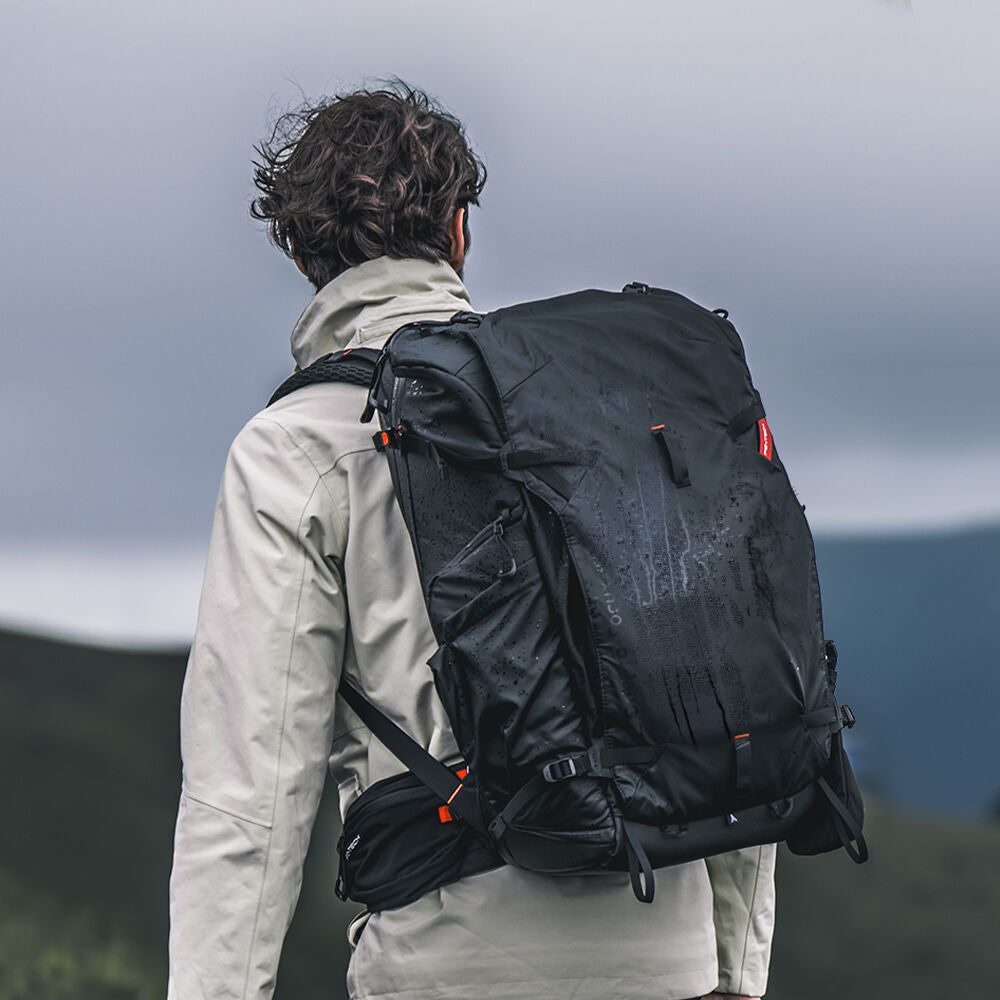 Mochila PGYTECH OnePro Focux (Space Negro, 35L) - vista lateral