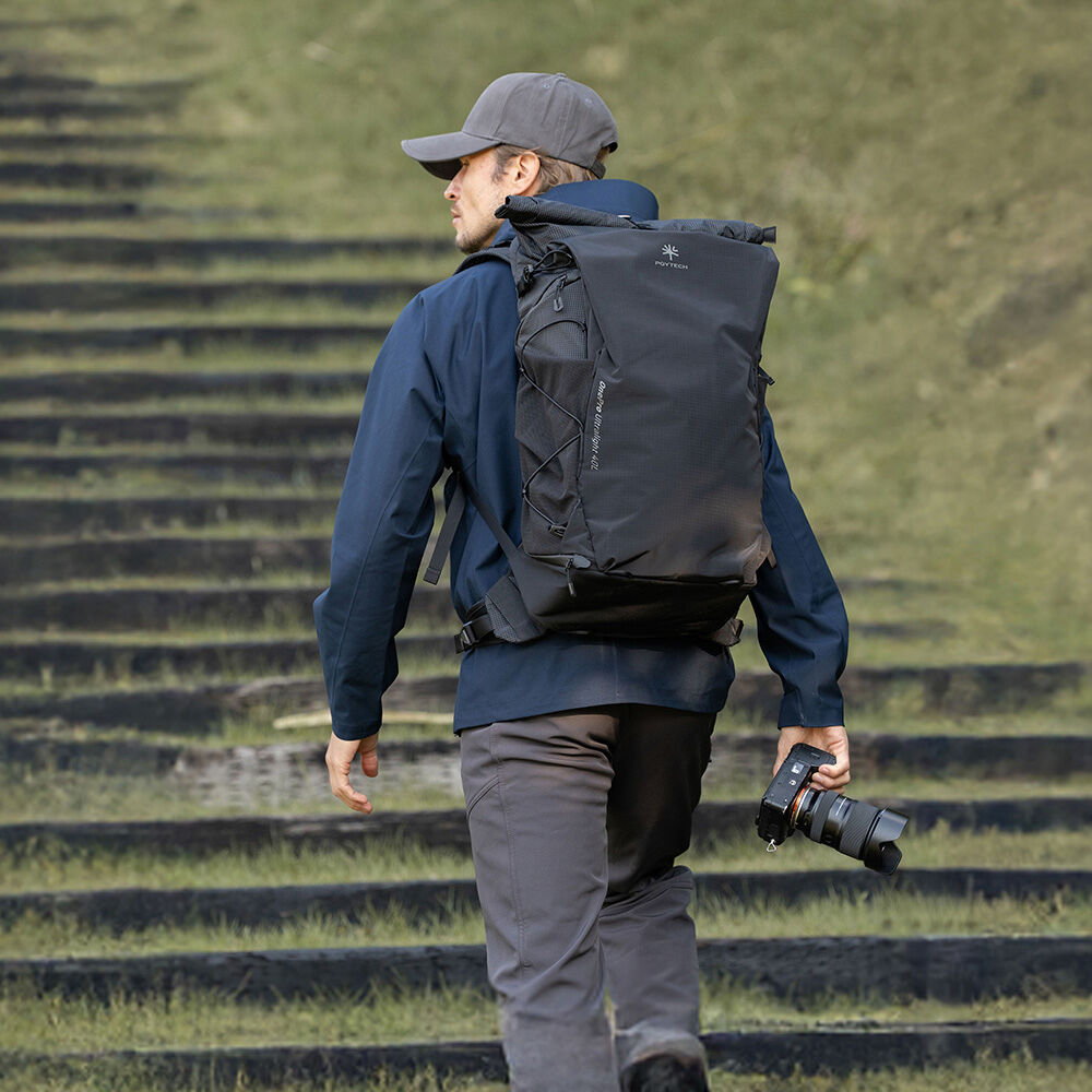 Mochila PGYTECH OnePro Ultralight (Aurora Purple, 30L) - en uso
