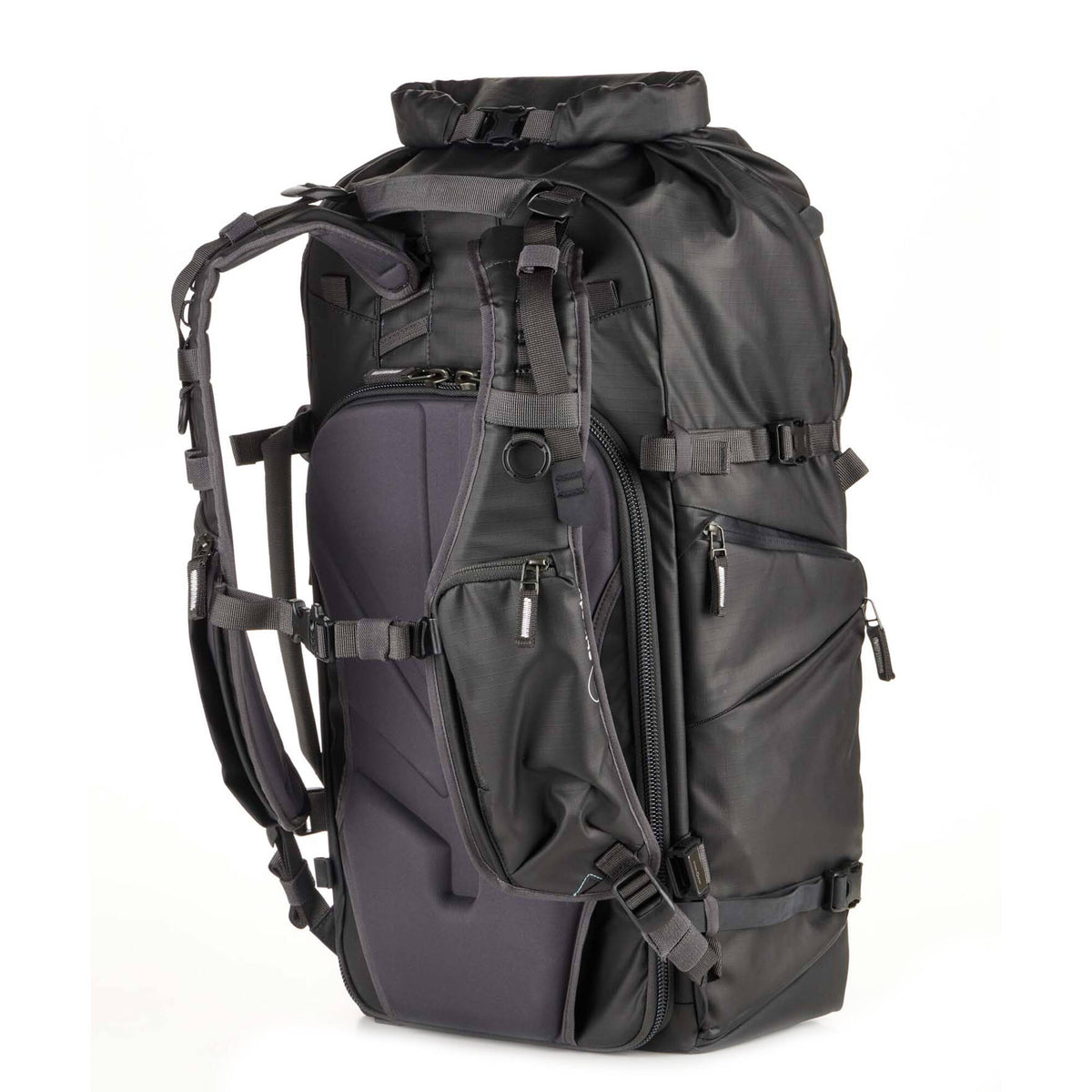 Mochila Shimoda Designs Action X40 V2 Starter Kit (Army Verde, 40L) - en uso