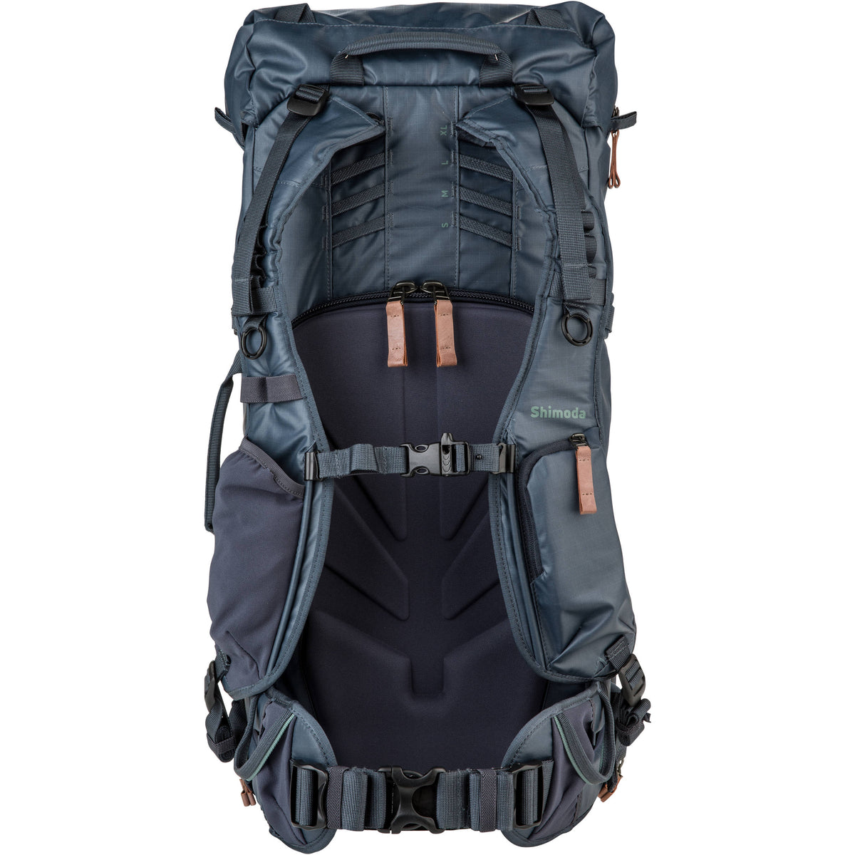 Mochila Shimoda Designs Explore 60 (Azul Nights) - en uso