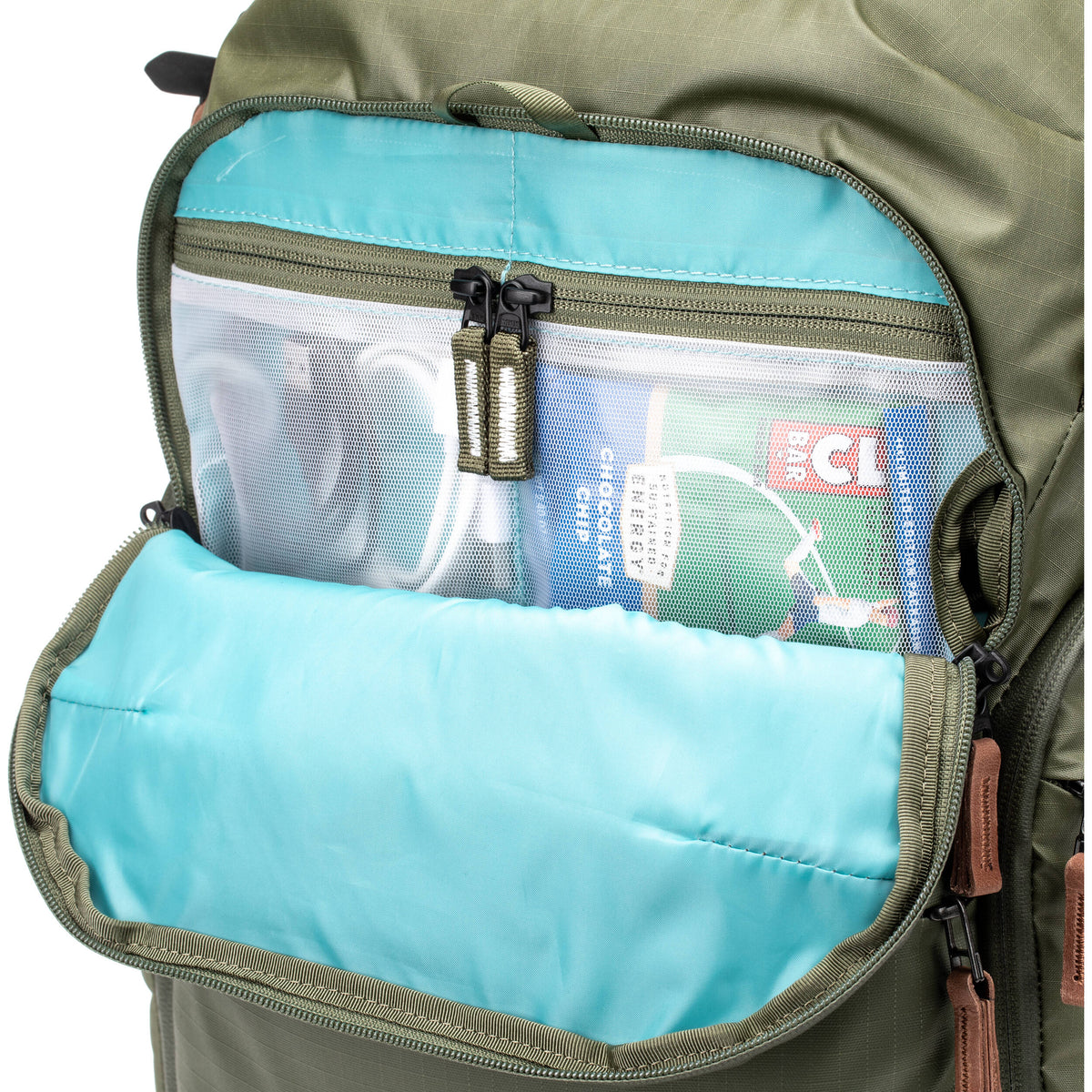Mochila Shimoda Designs Explore v2 30 Photo Starter Kit (Army Verde, 30L) - en uso