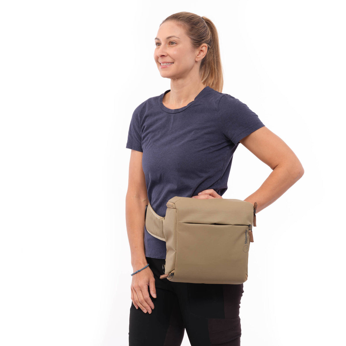 Mochila Shimoda Designs Side Street 22 Starter Kit (Boa) - en uso