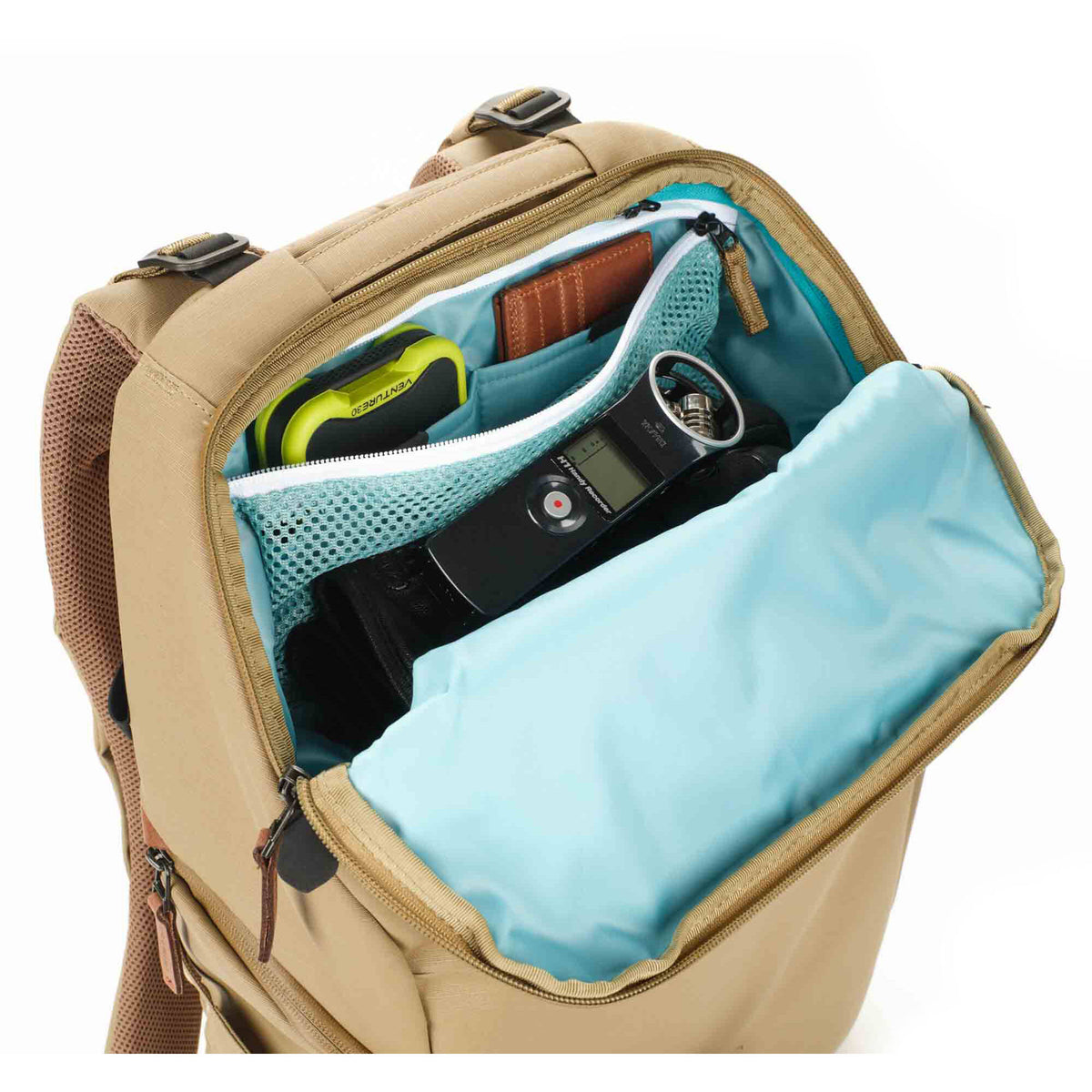 Mochila Shimoda Designs Urban Explore (Boa, 30L) - puertos y conexiones