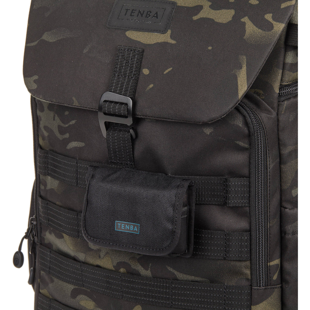 Mochila Tenba Axis V2 LT (MultiCam Negro, 20L) - en uso