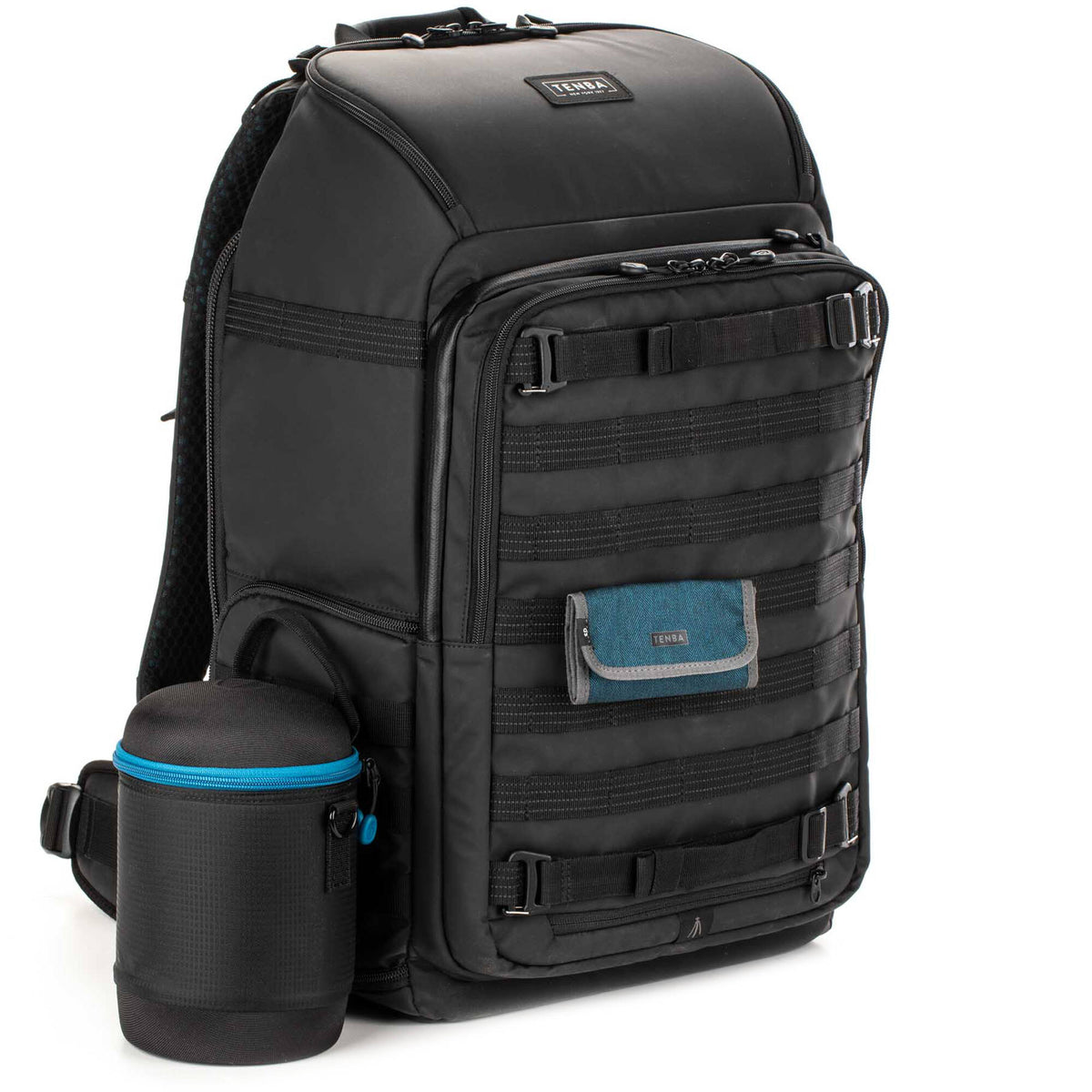 Mochila Tenba Axis V2 (Negro, 32L) - en uso
