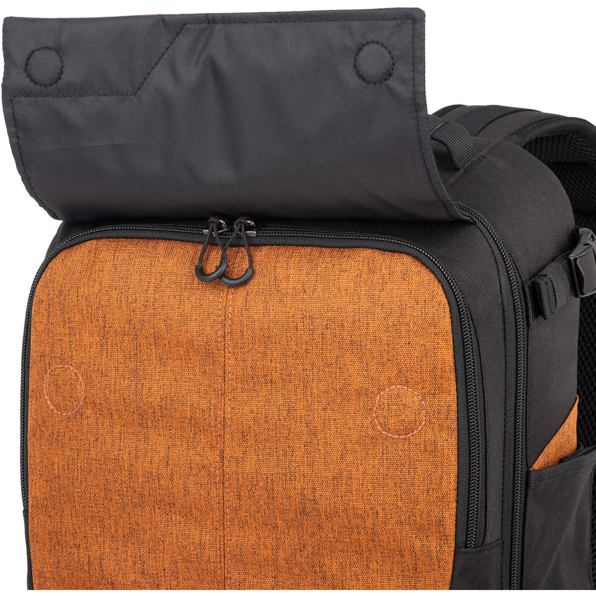 Mochila Think Tank Photo Mover (Campfire Naranja, 18L) - en uso