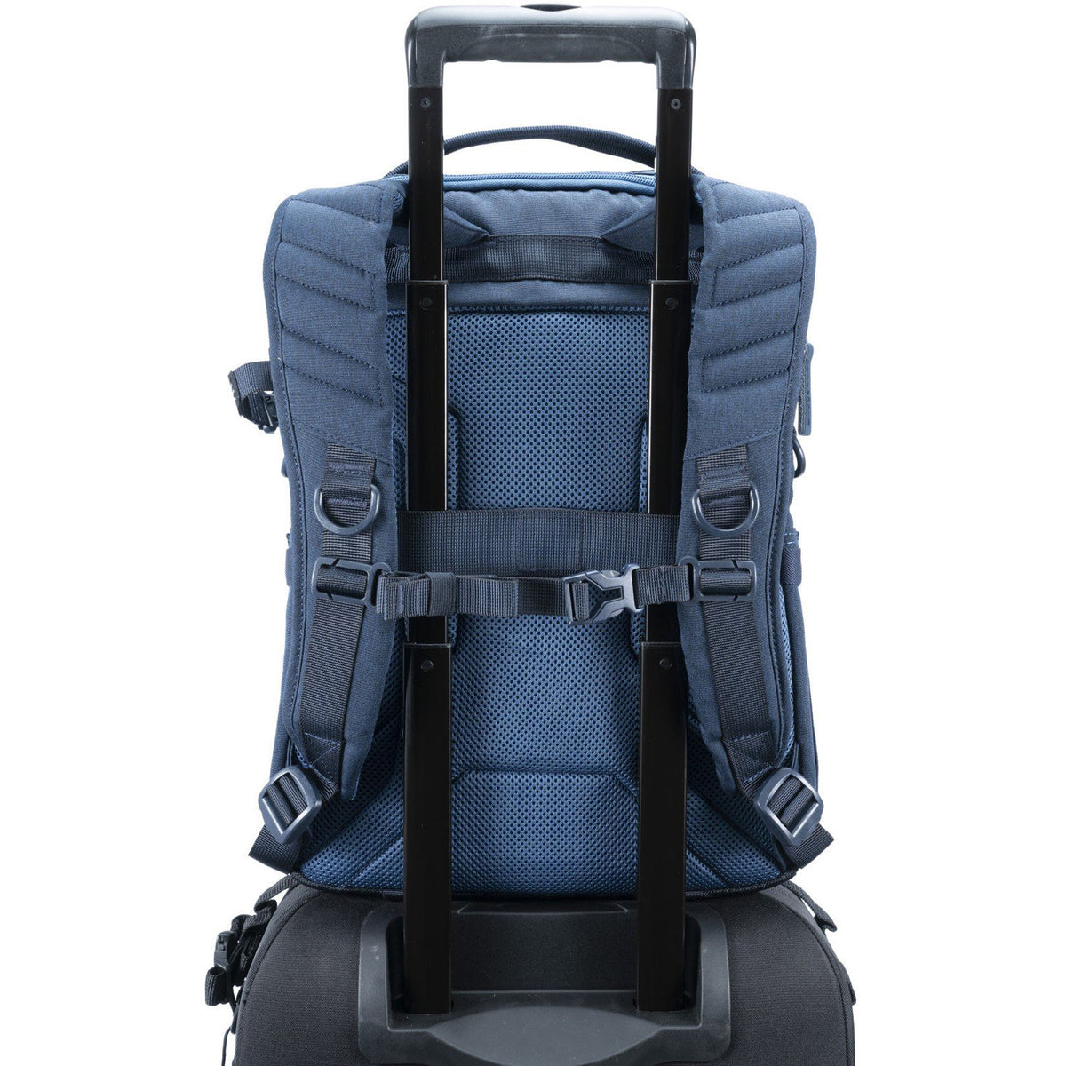 Mochila Vanguard VEO RANGE 41M mochila de día Mediano (Azul Marino) - en uso