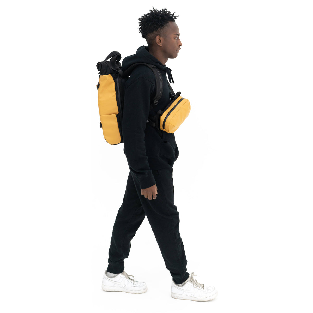 Mochila WANDRD PRVKE Lite V3 (Dallol Amarillo, 15L) - en uso