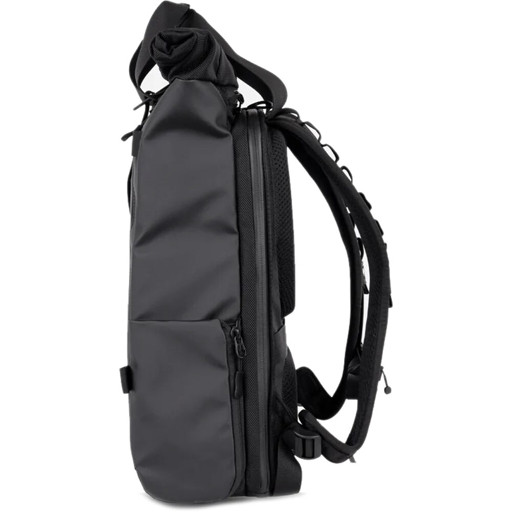 Mochila WANDRD PRVKE Lite V3 (Negro, 15L) - puertos y conexiones