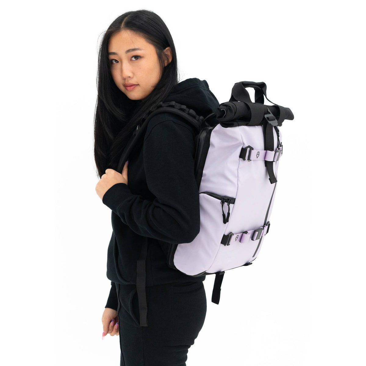 Mochila WANDRD PRVKE Lite V3 (Violeta Uyuni, 15L) - en uso