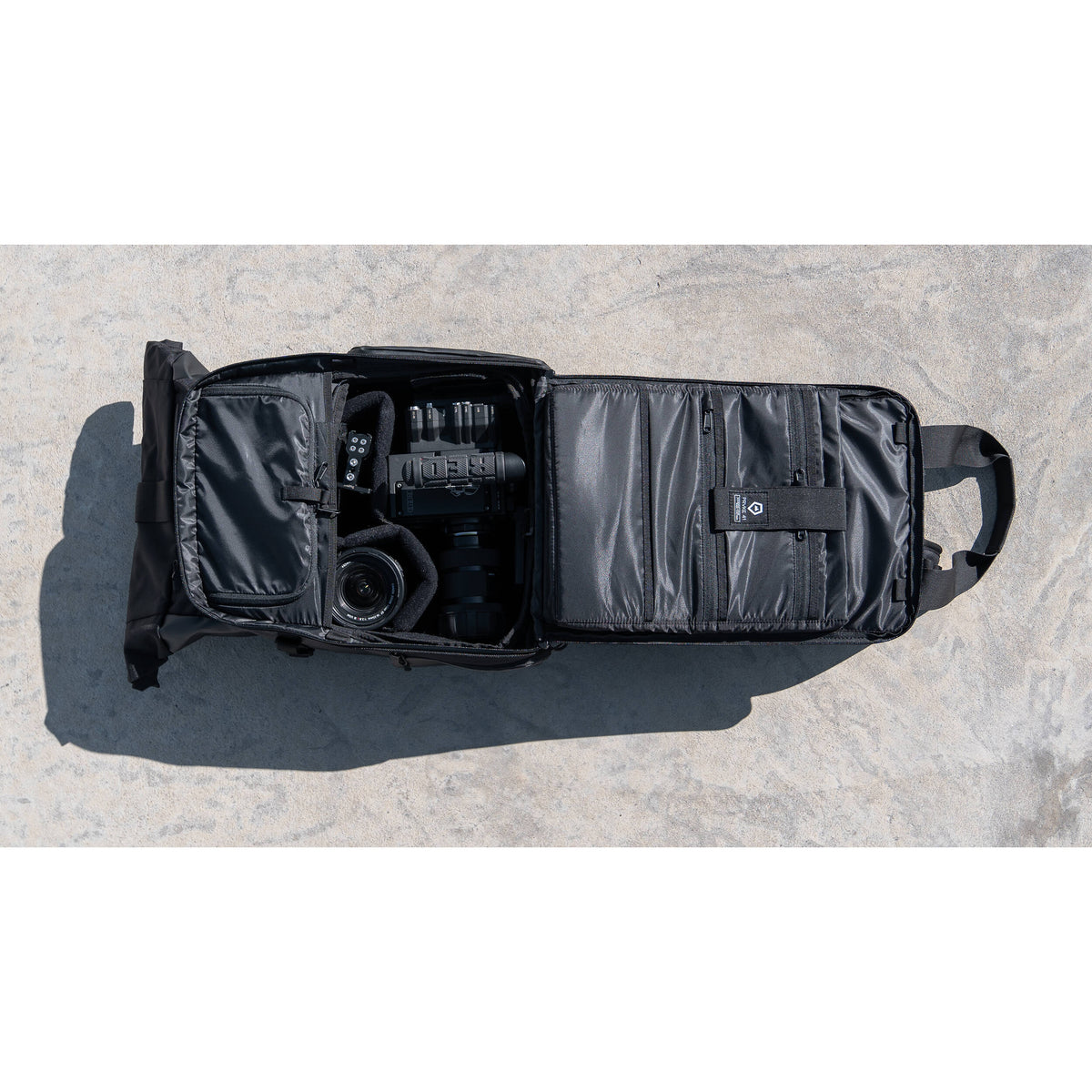 Mochila WANDRD PRVKE V3 (Aegean Azul, 21L) - puertos y conexiones