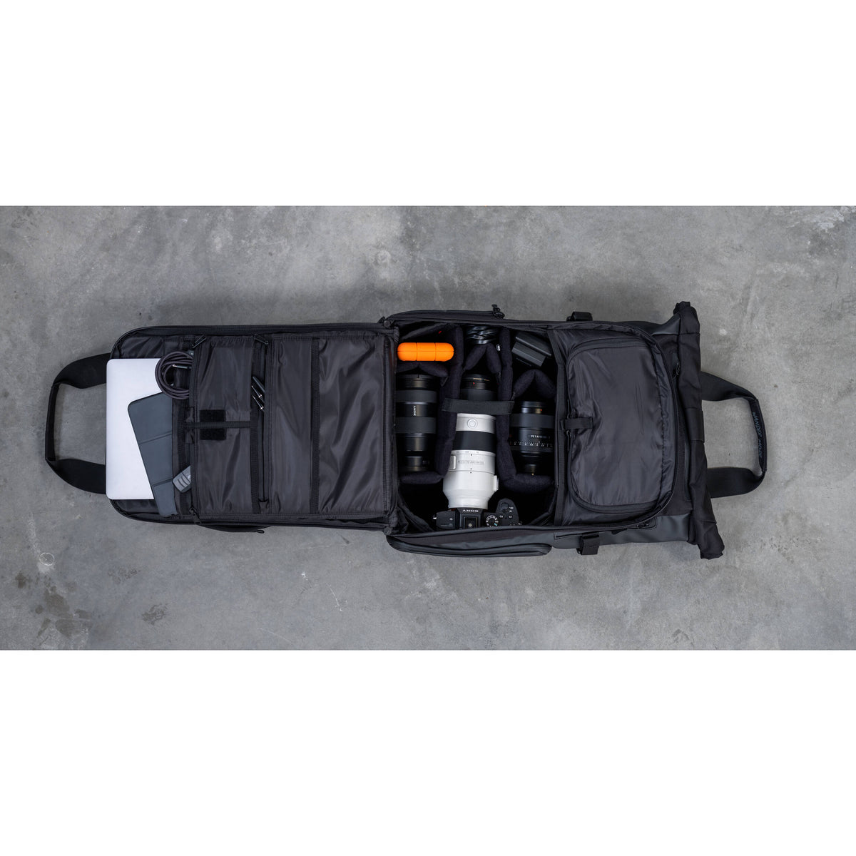 Mochila WANDRD PRVKE V3 con Photo Bundle (Azul, 21L) - en uso