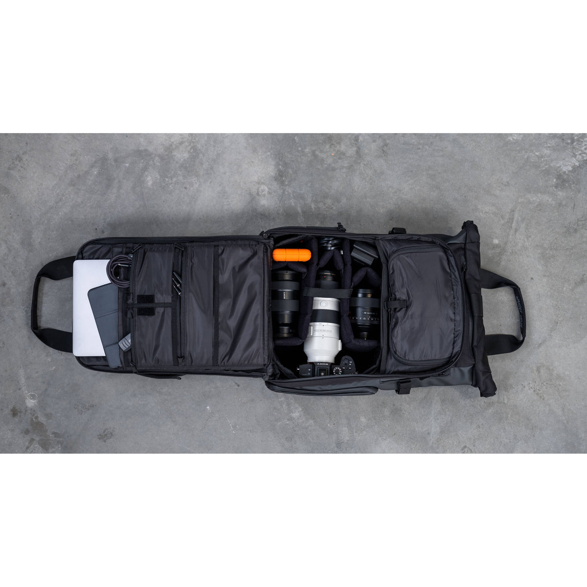 Mochila WANDRD PRVKE V3 con Photo Bundle (Verde, 21L) - en uso