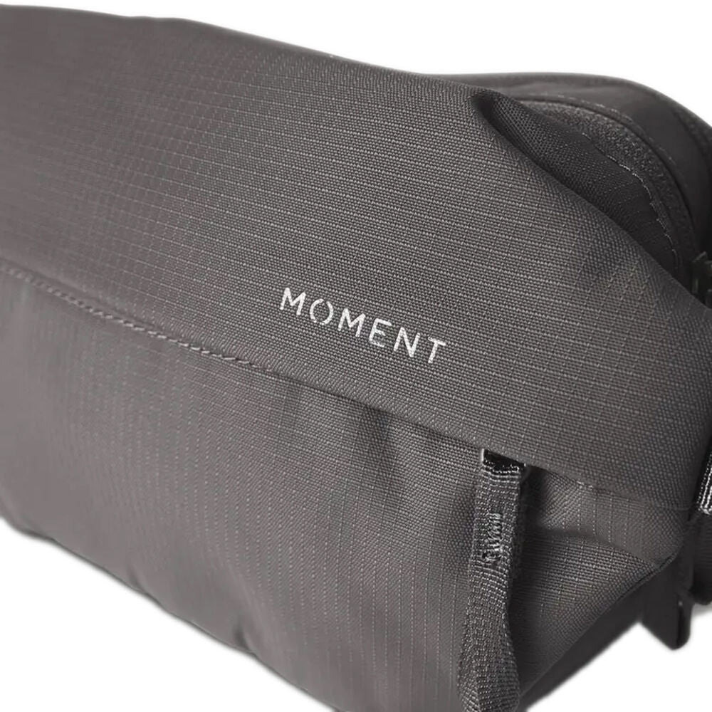 Riñonera Moment Everything Sling (Gris, 2L) - puertos y conexiones