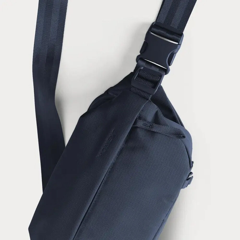 Riñonera Moment Everything Sling (Navy, 2L) - vista lateral