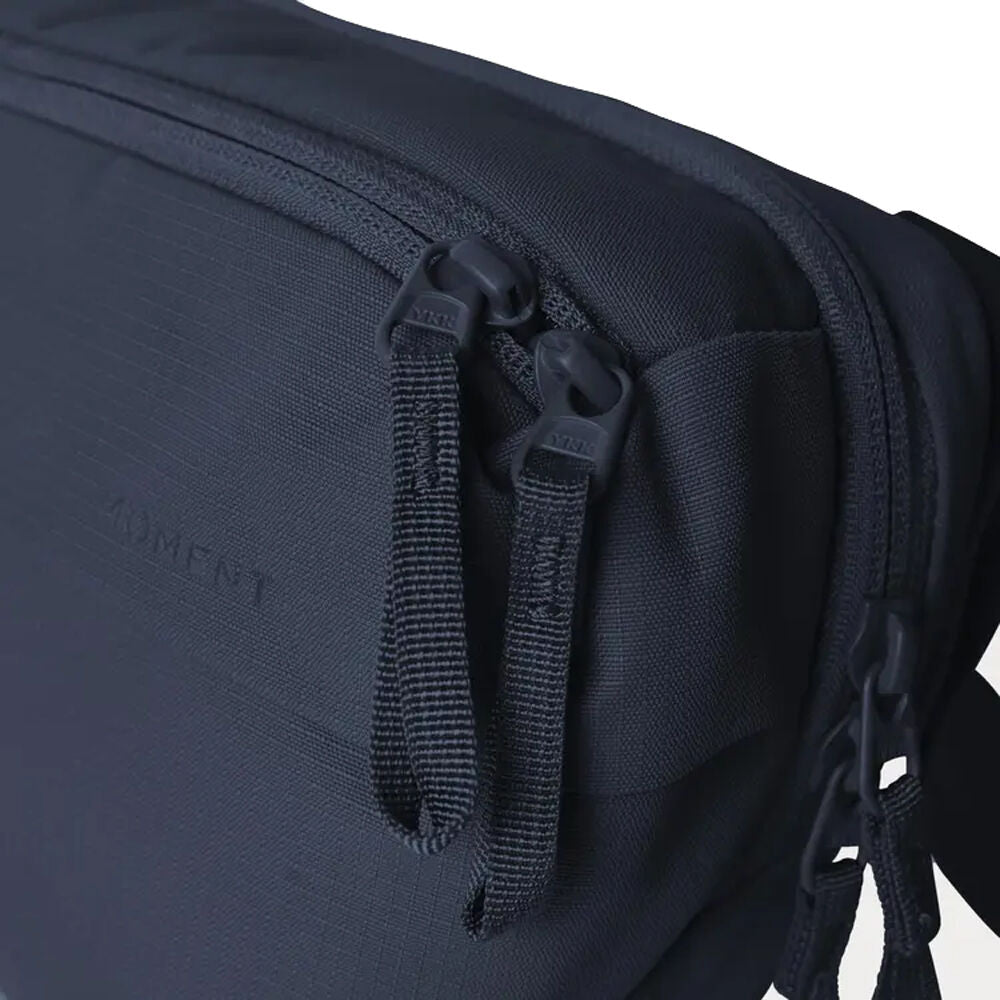 Riñonera Moment Everything Sling (Navy, 4L) - detalle
