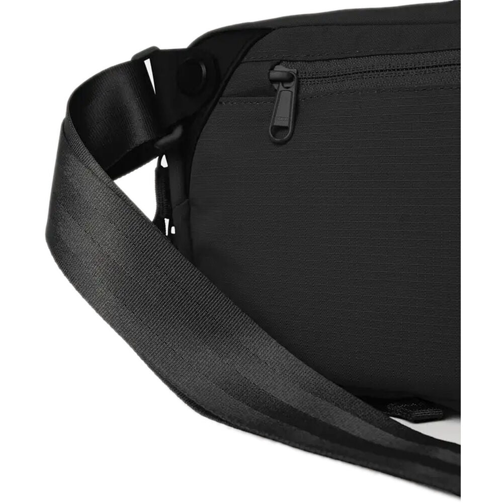 Riñonera Moment Everything Sling (Negro, 4L) - detalle