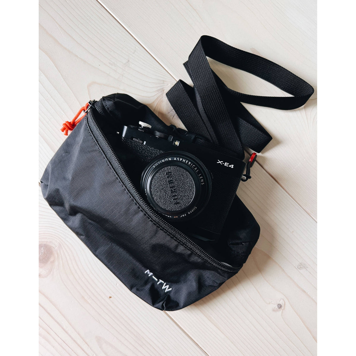 Riñonera Moment MTW 1L Mini Fanny Sling (Verde oliva) - en uso