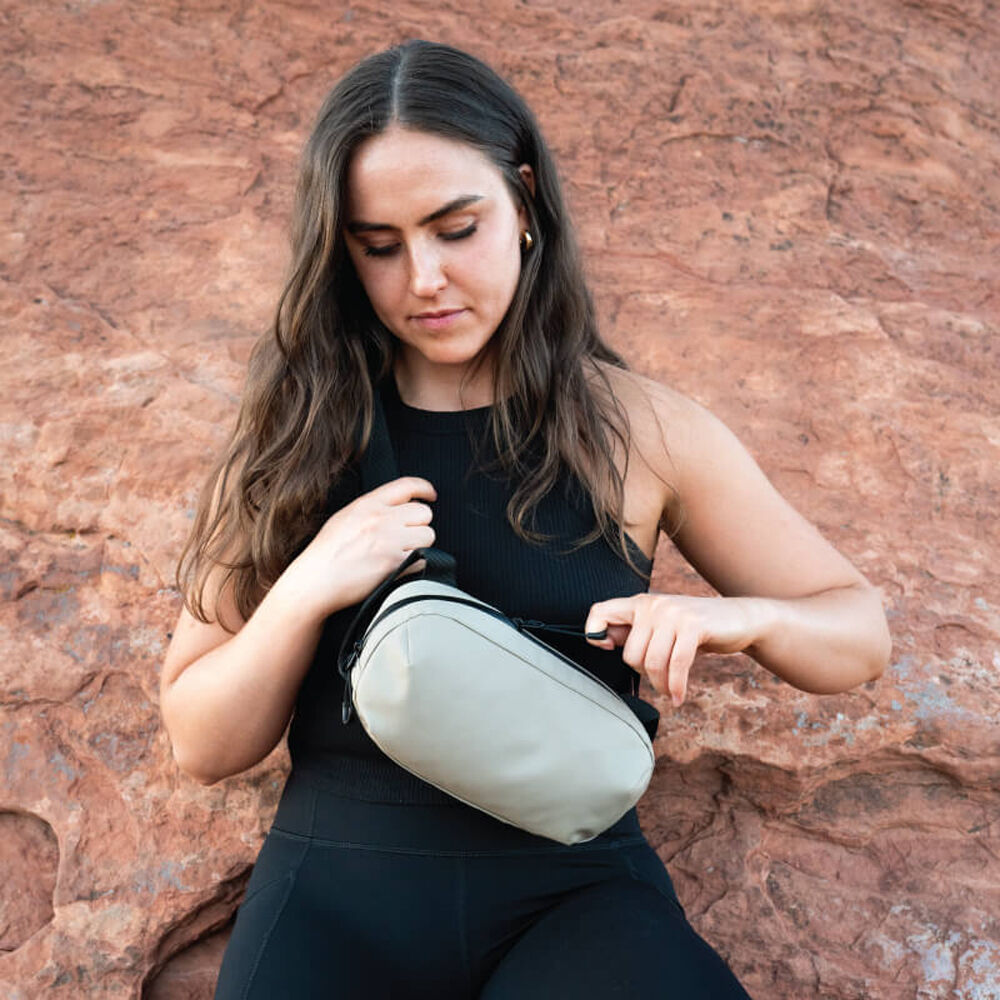 Riñonera WANDRD D1 Fanny Pack (Yuma Beige, 2L) - vista trasera