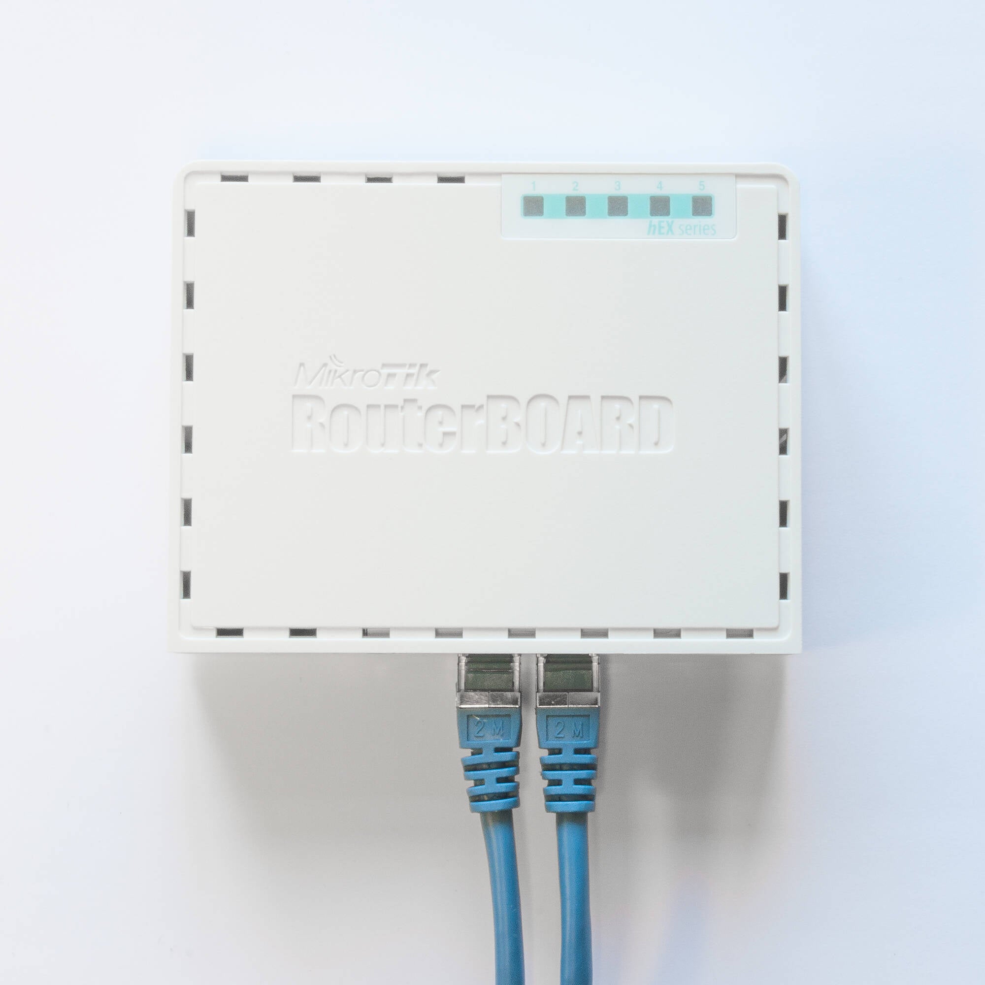 Router MikroTik hEX RB750Gr3 5-Port Gigabit Ethernet Router - vista lateral